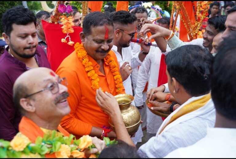 हर-हर महादेव के गुंजायमान नारों के साथ श्रद्धा पूर्वक किया गया कांवड़ यात्रा का समापन श्री राय की ओर से आयोजित भोजन प्रसाद को हजारों श्रद्धालुओं ने किया गृहण सिवनी यशो:- बम-बम भोले कांवड़ यात्रा का गुरु रत्नेश्वर धाम मंदिर दिघौरी मे विधायक दिनेश राय मुनमुन जी व परिवार जनों सहित शिवभक्तों के द्वारा हर-हर महादेव के गुंजायमान नारों के साथ भगवान भोलेनाथ का श्रद्धा पूर्वक विधि विधान से जलाभिषेक, पूजन कर समापन किया गया। ब्रह्मलीन द्विपीठाधीश्वर पूज्यपाद जगतगरु शंकराचार्य स्वामी श्री स्वरूपानंद सरस्वती जी महाराज के आशीर्वाद से भगवान भोलेनाथ के प्रिय श्रावण मास पर मां बैनगंगा के उदगम स्थल मुंडारा धाम से निकाली जाने वाली शिवभक्तों की दो दिवसीय कांवड़ यात्रा का आज गुरु रत्नेश्वर धाम दिघौरी मे विधायक दिनेश राय मुनमुन एवं परिवार जनों सहित कांवडिय़ों द्वारा श्रद्धा पूर्वक विधि विधान से जलाभिषेक, पूजन कर समापन किया गया। कांवड़ यात्रा के द्वितीय दिवस आज 12 अगस्त 2024 पावन चतुर्थ श्रावण सोमवार को प्रात: काल 04:00 बजे विधायक दिनेश राय मुनमुन ने शिवभक्त कांवडिय़ों के साथ मंदिर मे माता रानी त्रिपुरसुंदरी जी के दर्शन व पूजन के पश्चात धर्म और आस्था की कांवड यात्रा पुन: प्रारंभ कर ग्राम करहैया, जैतपुर, खैरी, भाटीवाडा, मुंगवानी, सापापार, चौड़ा होते हुए प्रात: 10:00 बजे गुरुरत्नेश्वर धाम दिघौरी पहुंचे। जहां पर श्री राय द्वारा सनातन धर्म ध्वजा के साथ कांवड़ लेकर चलने वाले पुत्र श्रेष्ठ कान्हा राय सहित परिजनों व श्रद्धालुओं की उपस्थिति सभी के उत्तम स्वास्थ्य, उन्नति, सुख, शांति एवं समृद्धि की मंगल कामनाओं के साथ कांवड़ मे भरकर लाये गये मां बैनगंगा के पवित्र निर्मल जल से मंदिर में विराजमान भगवान भोलेनाथ के विश्व प्रसिद्ध पारदर्शी स्फटिक शिवलिंग का विद्वान पंडिती सागर जी महाराज के वैदिक मंत्रोच्चार के साथ जलाभिषेक व पूजन किया गया। इसके पश्चात विधायक श्री राय व श्रद्धालुगणों द्वारा मंदिर प्रांगण मे ब्रह्मलीन पूज्यपाद जगतगरु स्वामी श्री स्वरूपानंद सरस्वती जी महाराज को भावपूर्ण श्रद्धासुमन अर्पित किया गया। तत्पश्चात विधायक श्री राय की ओर से भक्तजनों के लिए आयोजित भोजन प्रसाद (भंडारे) को हजारों श्रद्धालुओं द्वारा गृहण कर पुण्य लाभ अर्जित किया गया। यात्रा के दौरान श्री राय ने ग्राम जैतपुरकलां मे वृक्षारोपण किया। वहीं ग्राम दिघौरी मे हर घर तिरंगा अभियान  का संदेश दिया। इस गरिमामय अवसर पर हजारों की संख्या मे शिवभक्त श्रद्धालुओं की गरिमामय उपस्थिति रही।