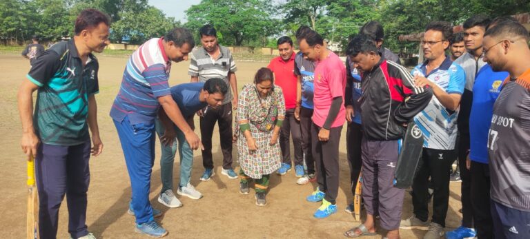 क्रिकेट में दोनों टीमें एक - एक मैच जीती, फिट इंडिया में खेल सप्ताह का आयोजन सिवनी यशो:- खेल सप्ताह में फिट इंडिया कार्यक्रम के तहत खेलेगा क्रिकेट मैच में दोनों टीम में एक-एक में जीत लिया है। साथ ही वॉलीबॉल, कबड्डी एवं अन्य खेल प्रतियोगिता चल रही है। केंद्र सरकार के निर्देश पर फिट इंडिया के तहत खेल एवं कल्याण विभाग द्वारा खेलकूद प्रतियोगिताएं आयोजित हुई है।। इस कड़ी में स्थानीय पुलिस ग्राउंड पर 26 अगस्त से 31 अगस्त तक विभिन्न प्रतियोगिताओं के साथ खेल सप्ताह आयोजित है। 26 एवं 27 अगस्त को लगातार 2 क्रिकेट मैच खेले गए। इसमें दोनों टीम एक-एक मैच जीत कर विजय रही। फिट इंडिया कार्यक्रम के पहले मैच में संजय अग्रवाल द्वारा शपथ दिलाई गई। जिसमें निर्णायक की भूमिका श्रीमती संगीता की रही । इस आयोजन में खेल विभाग के अब्दुल हक, फैजल खान एवं राकेश नागफासे, अब्दुल वाहिद, नंदन श्रीवातरी,अयोध्या विश्वकर्मा, दीपक डागा, अनंत मिश्रा, महेंद्र, असद, पवन, बिलाल, समीम खान डॉ सत्या, काशी, प्रकाश, शरद दुबे, इंदर ,जावेद खान, और यादव अजय ठाकुर प्रतिश ठाकुर सहित सभी खिलाड़ी उपस्थित रहे।