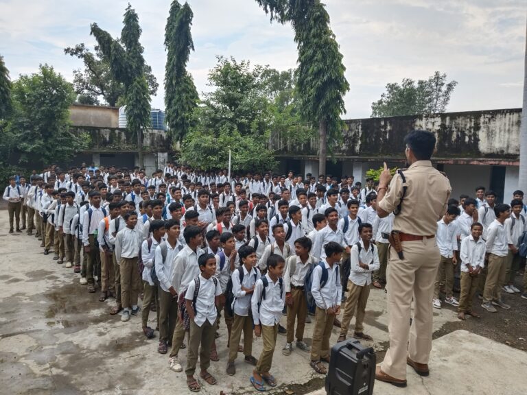 निर्धारित नियमों का पालन करना और अनुशासित रहना अच्छे नागरिक की पहचान है - ओमेश्वर ठाकरे थाना प्रभारी कान्हीवाड़ा द्वारा छात्र छात्राओं से "बाल मित्र" पुलिस जन संवाद कान्हीवाड़ा यशो:- मुख्यालय भोपाल द्वारा जारी दिशा निर्देशों के पालन में सामुदायिक पुलिसिंग गतिविधियों के अन्तर्गत पुलिस अधीक्षक महोदय सिवनी के निर्देशन में नवागत थाना प्रभारी निरीक्षक ओमेश्वर ठाकरे द्वारा दिनांक 30/08/24 को शासकीय उच्चतर माध्यमिक विद्यालय, कान्हीवाड़ा में विद्यालय के, शिक्षक - शिक्षिकाओं की उपस्थिति में छात्र - छात्राओं को नवीन कानूर सहित अन्य सुरक्षात्मक और कानून से संबंधित उपयोगी जानकारियाँ प्रदान की गयी । ओमेश्वर ठाकरे ने साइबर सुरक्षा,वर्तमान व भविष्य की चुनौतियों से कैसे बचें साइबर हेल्प लाइन 1930,की जानकारी देते हुये आवश्यक सावधानियाँ के संबंध में विस्तार जानकारी दी है उन्होंने यातायात सड़क सुरक्षा हेलमेट व सीट बेल्ट से जीवन की सुरक्षा से संबंधित आवश्यक दिशा निर्देशों के पालन की सलाह दी और कहा कि शासन द्वारा यातायात संबंधी जो नियम बनाये गये है वे सभी मानव सुरक्षा के लिये महत्वपूर्ण है उनका पालन किया जाना चाहिये अच्छा नागरिक वही होता है जो निर्धारित नियमों का पालन करता और जीवन में अनुशासन लाता है । श्री ठाकरे ने हर प्रकार के नशे से दूर रहने,संगती के पीयर प्रेशर से कैसे सुरक्षित रहें, साथ ही कैरियर गाइडेंस,प्रतियोगिता परीक्षा हेतू अध्ययन के तरीके,व्यक्तित्व विकास हेतु विद्यालयीन गतिविधियों सामाजिक , सांस्कृतिक,साहित्यिक,साहसिक/क्रीड़ा विधाओं में उत्साह पूर्वक भाग लेने,समाचार पत्र व रेडियो कार्यक्रम नियमित रूप से सुनने, एक अच्छा नागरिक बनकर समाज और देश की सेवा हेतु संकल्पित व अग्रसर होने,प्रेरणादाई व युवा आह्वान गीतों के माध्यम से उज्ज्वल भविष्य के लिए उत्साहवर्धन किया गया तथा छात्रों से कहा कि वे अपनी क्षमताओं में वृद्धि कर परिवार एवं देश के लिये बेहतर करने का जज्बा पैदा करें । कार्यक्रम में उर्जा डेस्क प्रभारी उनि अंकिता जैन,महेश ठाकरे,धर्मेंद्र धुर्वे व 600 छात्र छात्राओं ने उत्साह पूर्वक भाग लिया।