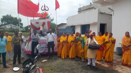 प्राणप्रतिष्ठा महोत्सव में हो रहे विविध आयोजन कलश शोभायात्रा,पीठ पूजन,मंदिर वास्तुपुजन कार्यक्रम हुआ सौसर यशो:- नगर के पांचवी टेकड़ी स्थित श्री राम वन गमन पथ मार्ग स्थल पर बारह ज्योतिशिवलिंग की प्राण प्रतिष्ठा त्रिदिवसीय समारोह में विविध आयोजन संंपन हो रहे हैं। शुक्रवार को पीठ पूजन,मंदिर वास्तुपुजन कार्यक्रम हुआ। इसके एक दिन पहले शुभारंभ पर कलश शोभा यात्रा निकाली गई। श्री राम सेवा समिति द्वारा आयोजित कार्यक्रम में वार्ड 12 स्थित लक्ष्मण चाके के निवास से बारह ज्योति शिवलिंग का नगर भ्रमण कर वार्ड आठ स्थित प्राचीन हनुमान मंदिर, भारत माता चौक, प्राचीन शिव मंदिर, सावता चौक स्थित दुर्गा मंदिर, वि_ल मंदिर, वार्ड बारह हनुमान मंदिर होते हुए भवानी माता मंदिर से पाँचवी टेकड़ी पहुंची। शोभायात्रा मे गायत्री परिवार , वि_ल मंदिर समिति, यूथ ऑफ़ , परिवर्तन ग्रुप, शिव शक्ति महिला भजन मण्डल पंधराखेड़ी, रामाकोना से चार महिला भजन मण्डल शामिल हुए थे। त्रिदिवसिय प्राण प्रतिष्ठा कार्यक्रम में शुक्रवार को पाँचवी टेकड़ी पर आचार्य पंडित दिनेश्वर गौतम शास्त्री के सानिध्य मे पीठ पूजन, मंदिर वास्तुपूजन, अन्नाधीवास, पूजन, फलाधीवास, घृताधीवास, गंधाधीवास, पुष्पाधीवास जलाधिवास कार्यक्रम हुआ। यजमान नपा अध्यक्ष सुरेखा इंदरचंद डागा, तथा जिला पंचायत सदस्य संदीप भाऊ मोहोड़ उपस्थित थे। समिति पदाधिकारी अशोक सुधा, संदीप भाऊ मोहोड़, नरेश गोयल, ब्रज किशोर माहेश्वरी, लक्षमण चाके, नरोत्तम पटेल, राजीव जैस्वाल, अनिल देशमुख, मोहन ताजने, जीतू लोनारे. एवं अन्य नागरिकगण महोत्सव में सहयोग दे रहे है।