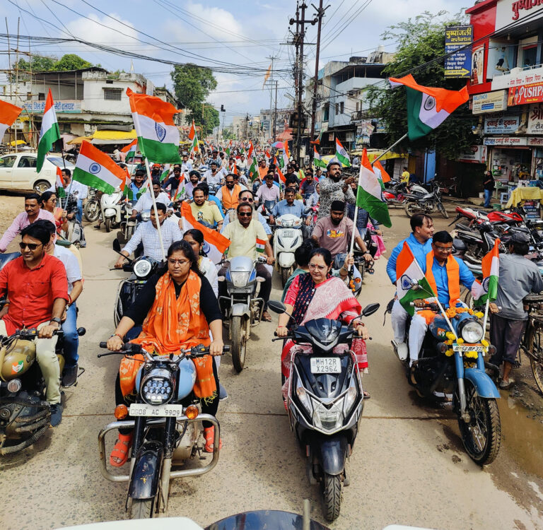 भारत की शान और जन-जन का अभिमान है तिरंगा देशप्रेम के उत्साह और उमंग के साथ निकली तिरंगा यात्रा बालाघाट यशो:- एक बार फिर देश के प्रति अपनी भावरनाओं को जागृत करने के लिये हर घर तिरंगा का आवाहन देश के प्रधानमंत्री नरेन्द्र मोदी ने किया है। प्रदेेश के मुख्यमंत्री डॉ. मोहन यादव ने प्रदेशवासियों से देशव्यापी अभियान में जुडऩे की अपील की है। देश की आजादी का पर्व 15 अगस्त उत्साह से मनाने के लिये देश के गांव-गांव और शहर-शहर में तिरंगा यात्रा निकाली जा रही है। इसी के तहत बालाघाट विधानसभा क्षेत्र में भी लोगों में देशभक्ति की भावना व जोश भरने के लिए यह यात्रा निकाली गई। जिसमें प्रमुख रूप से पूर्व मंत्री गौरीशंकर बिसेन, सांसद भारती पारधी, भाजपा जिलाध्यक्ष रामकिशोर कावरे,जनभागीदारी अध्यक्ष मौसम बिसेन,, नगरपालिका अध्यक्ष श्रीमती भारती ठाकुर,पूर्व नपाध्यक्ष अनिल धुवारेजी,के साथ ही भाजपा के मोर्चा जिलाध्यक्ष, मण्डल अध्यक्ष, कार्यकर्ता एवं आम नागरिकों की उपस्थिति रही। तिरंगा रैली में उमड़े देशभक्तों का जज्बा देखकर पूर्व मंत्री गौरीशंकर बिसेन ने कहा कि हमारा राष्ट्रीय ध्वज तिरंगा भारत की शान और जन-जन का अभिमान है। देशहित में समर्पित रहने का लिया संकल्प आजादी के महापर्व को विशेष बनाने के लिए 9 अगस्त से देशभर में हर घर तिरंगा अभियान प्रारंभ हुआ है जो पंद्रह अगस्त तक चलेगा। इसी के तहत बालाघाट जिले में भी देशभक्ति से ओतप्रोत होकर विशाल तिरंगा यात्रा 11 अगस्त को निकाली गई। बालाघाट विधानसभा क्षेत्र में यात्रा का आरंभ लालबर्रा की दिशा के कंजई में यात्रा प्रभारी मौसम बिसेन ने किया जबकि दूसरी ओर अमेड़ा से भाजपा जिलाध्यक्ष रामकिशोर कावरे ने तिरंगा यात्रा का नेतृत्व किया। नगर के अम्बेडकर चौक में विशाल जनसमूह एकत्रित हुआ जहां नगरपालिका अध्यक्ष भारती सुरजीतसिंह ठाकुर द्वारा तिरंगा रैली का भव्य स्वागत किया गया। इसके उपरांत लोकसभा सत्र से वापस बालाघाट पहुँची सांसद भारती पारधी भी यात्रा का नेतृत्व करने शामिल होकर देशभक्ति गीतों के साथ तिरंगा यात्रा में नगर भ्रमण किया। इस दौरान यात्रा में शामिल लोगों ने भारत माता की जय का उद्घोष कर माहौल को देशभक्ति के रंग में रंग दिया। इसके साथ ही तिरंगा यात्रा में स्वतंत्रता सेनानियों और वीर सपूतों की भावना का सम्मान, भारत के विकास और प्रगति के प्रति समर्पित होने की शपथ लेते हुए संकल्प लिया गया, इसके उपरांत तिरंगा यात्रा का समापन राष्ट्रगीत के साथ हुआ। लोगो ने देशभक्ति का दिखाया जज्बा-मौसम यात्रा प्रभारी मौसम बिसेन ने कहा कि देशवासियों ने आजाद भारत का सपना देखा था जिसे वीर जवानों, क्रांतिकारियों तथा महापुरूषों ने साकार कर दिखाया है। इसी जज्बे को बरकरार रखने के लिये प्रधानमंत्री एवं मुख्यमंत्री ने तिरंगा अभियान प्रारंभ किया है। जिसमें तिरंगा रैली, मैराथन, देशभक्ति संगीत, मेला, कैनवास जैसी गतिविधियां प्रारंभ हो गई है। वहीं हर घर तिरंगा,घर-घर तिरंगा अभियान भी 09 अगस्त से प्रारंभ हो गया है जिसमें सभी लोगों से अपने-अपने निवास पर राष्ट्रध्वज तिरंगा लगाने की अपील की जा रही है इसी के तहत बालाघाट नगर में भी देशप्रेम की भावना को अक्षुण बनाये रखने के लिये विशाल तिरंगा यात्रा 11 अगस्त को निकाली गई है जिसमें लोगों का राष्ट्रप्रेम के प्रति जज्बा लहराते तिरंगा ध्वज के साथ दिखाई पड़ता है। उन्होंने कहा कि इस यात्रा में राष्ट्रभक्ति के जज्बे के साथ सामाजिक, धार्मिक, जनप्रतिनिधि, अधिकारी, कर्मचारी एवं आम नागरिकों से सम्मिलित हुए उनका आभार है। गांव-शहर में शान से लहराएगा तिरंगा-रामकिशोर भाजपा जिलाध्यक्ष रामकिशोर कावरे ने कहा कि हर घर तिरंगा एक राष्ट्रव्यापी अभियान है जिसमें लोगों ने उत्साह के साथ भाग लिया है। उन्होंने कहा कि देश की आजादी के दिन के प्रति जो भाव है वह आज हमने तिरांगा यात्रा के रूप में देखा है यह जोश 15 अगस्त स्वतंत्रता दिवस पर और भी ऊर्जा के साथ दिखाई पड़ेगा जब गांव-शहर के हर घर में तिरंगा शान से लहराएगा। उन्होंने कहा कि हमारे देश के लिये असंख्य लोगों ने आजादी की लड़ाई लड़ी और बलिदान दिया है हम आज आजाद भारत में सांस ले रहे है यह उनके त्याग और बलिदान का ही परिणाम है जिसे कभी भुलाया नहीं जा सकता है। तिरंगा रैली ने दिखाया देशभक्ति का भाव-सांसद हर घर तिरंगा अभियान के तहत निकाली गई तिरंगा रैली में बालाघाट-सिवनी संसदीय क्षेत्र की सांसद श्रीमती भारती पारधी ने भी दुपहिया वाहन चलाते हुए लोगो का उत्साह बढ़ाया। जिसमें उन्होंने कहा कि आज यहां सभी ने सहभागिता निभाई है और सभी के मन में देश के प्रति सम्मान है और यही प्रेम देशभक्ति के भाव को बढ़ाता है। तिरंगा रैली में जन-जन का अद्भुत उत्साह और उमंग दिखाई दिया है यही हमारे देश की पहचान है सभी ने मिलकर यहां तिरंगे को थामा और संदेश दिया है कि हमारा भारत विश्व में सर्वश्रेष्ठ है। इसी भावना को बनाये रखने के लिये हम 15 अगस्त को देश की आजादी की वर्षगांठ मनाएंगे और सभी से आग्रह है कि घर-घर तिरंगा लहराए।