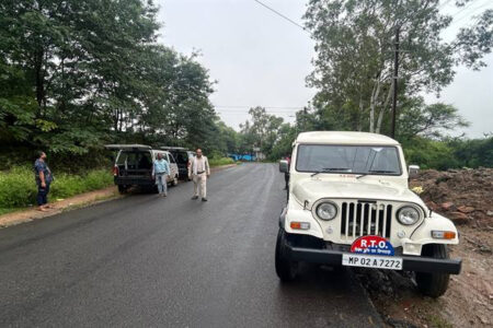 स्कूली वाहनों में गंभीर लापरवाही, आपराधिक प्रकरण दर्ज करने दिया प्रतिवेदन एल.पी.जी. गैस किट एवं अपूर्ण दस्तावेज से संचालित पाँच वाहन जप्त छिन्दवाड़ा यशो:- कलेक्टर शीलेन्द्र सिंह के निर्देशों के परिपालन में आज परिवहन विभाग के जांच दल द्वारा पी.जी. कॉलेज छिंदवाड़ा फर्स्ट स्टेप स्कूल धरमटेकड़ी एवं चंदनगांव क्षेत्र में 47 स्कूली वाहनों की बारीकी से जाँच की गई। जांच में कुल 05 वाहन जप्त किये गये, जिनमें से 03 वाहनों एमपी 28 बीडी 1470, एमपी 28 बीडी 0395 एवं एमपी 04 बीसी 0992 में एल.पी.जी. गैस किट लगी पाई गई। अन्य 02 वाहन एमपी 04 एलसी 9612 एवं एमपी 49 टी 0564 अपूर्ण दस्तावेज एवं टैक्स बकाया पाया गया। इन सभी वाहनों को जप्त कर कार्यालय अतिरिक्त क्षेत्रीय परिवहन अधिकारी छिंदवाड़ा के परिसर में सुरक्षार्थ खड़ा कराया गया। अतिरिक्त क्षेत्रीय परिवहन अधिकारी मनोज तेहनगुरिया ने बताया कि जिन वाहनों में एल.पी.जी. गैस किट लगी हुई है। उन वाहनों पर आपराधिक प्रकरण दर्ज करने के लिये थाना देहात एवं थाना कुण्डीपुरा जिला छिंदवाड़ा को प्रतिवेदन प्रस्तुत किये गये है। आज कलेक्टर कार्यालय के सभाकक्ष में आयोजित समय-सीमा की बैठक में कलेक्टर श्री सिंह द्वारा जिला शिक्षा अधिकारी को निर्देशित किया गया कि सभी स्कूल संचालकों को स्कूल वाहनों में सुरक्षा के उपाय सुनिश्चित करने के लिये आदेशित किया जाये अन्यथा उनकी मान्यता निरस्त की जायेगी। विनम्र अपील उन्होंने सभी अभिभावकों से अनुरोध किया है कि जिन वाहनों से उनके बच्चे स्कूल आते-जाते हैं उन वाहनों की वे स्वयं भी जांच कर लें कि कहीं उनमें गैस किट तो नहीं लगी है। वाहन के सभी दस्तावेज जैसे बीमा, परमिट, फिटनेस, पीयूसी एवं ड्रायवर का लायसेंस वैध है या नहीं। सभी अभिभावक यह भी जांच लें कि वाहन में सुरक्षा संबंधी सभी निर्धारित मापदंडों को पूरा किया जा रहा है या नहीं। वाहन चालक द्वारा वाहन में क्षमता से अधिक बच्चें तो नहीं बैठाये जा रहे हैं यह भी सुनिश्चित करें। यदि किसी वाहन के द्वारा नियमों का उल्लंघन किया जा रहा है तो इसकी सूचना अविलम्ब स्कूल प्रबंधन, परिवहन अधिकारी अथवा पुलिस अधिकारी को दें