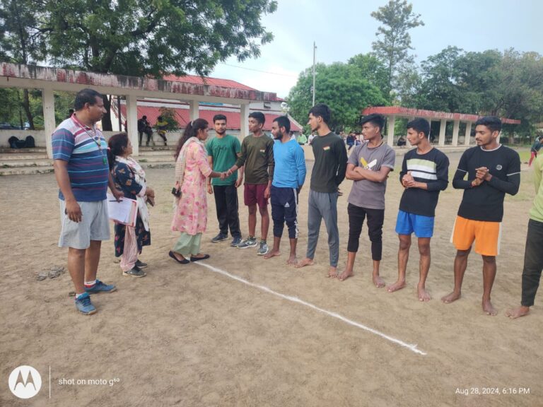 रस्सा कसी में आजमाए हाथ, खेल सप्ताह में हुये विविध खेल सिवनी यशो:- केंद्र सरकार की फिट इंडिया कार्यक्रम के तहत आयोजित खेल सप्ताह में गुरूवार को रस्सा कसी सहित विविध खेल प्रतियोगिताएं हुई। जिसमें जिला एवं युवा कल्याण अधिकारी मनु धुर्वे शामिल रही। खेल विभाग के कोच अब्दुल हक ने बताया कि केंद्रीय कार्यक्रम फिट इंडिया के तहत खेल सकता है मनाया जा रहा है। जिसमें आज स्थानिक ग्राउंड में रस्सा कसी सहित विविध खेल खेले गए। इसमें शामिल हुई खेल अधिकारी मनु धुर्वे ने खिलाडय़िों से परिचय प्राप्त करते हुए कहां कि प्रतिदिन कम से कम 30 मिनट फिजिकल एक्टिविटी करनी चाहिए, साथ ही इसके लिए अपने पड़ोसियों को भी प्रेरित करना चाहिए। प्रतियोगिता में विभाग की ओर से अब्दुल हक, श्रीमती संगीता द्वारा प्रतियोगिता संपन्न कराया गया। जिसमें खिलाडय़िों के साथ साथ बराती लाल,अमोल चन्द्रा,डा. सत्या, कमलेश शामिल हुए।