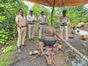 आबकारी विभाग ने जप्त की 75 लीटर अवैध हाथ भट्टी शराब एवं 6300 किलोग्राम महुआ लाहन - Seoni News
