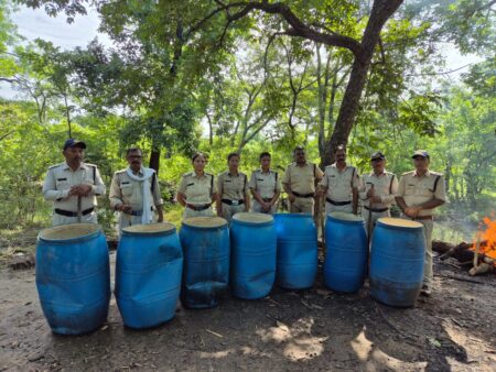 आबकारी विभाग ने जप्त की 75 लीटर अवैध हाथ भट्टी शराब एवं 6300 किलोग्राम महुआ लाहन 04 आपराधिक प्रकरण दर्ज सिवनी यशो:- कलेक्टर सुश्री संस्कृति जैन के नेतृत्व एवं सहायक आबकारी आयुक्त सिवनी शैलेश जैन के मार्गदर्शन में आबकारी विभाग के सिवनी मंडल की संयुक्त टीम के द्वारा गुरूवार 29 अगस्त 2024 को प्रात: 06:00 बजे खवासा पीपरवानी क्षेत्र के जंगल में अवैध हाथभट्टी कच्ची शराब के ठिकानों पर छापा मारकर उन्हें नष्ट किया गया। आबकारी विभाग को सूचना प्राप्त हुई थी कि पीपरवानी के जंगल में कुछ व्यक्ति अवैध हाथ भट्टी कच्ची शराब बनाने के अड्डे चला रहे हैं और भारी मात्रा में अवैध कच्ची शराब बनाकर आसपास के ग्रामीण क्षेत्रों में सप्लाई करते हैं। प्राप्त सूचना के आधार पर आबकारी विभाग द्वारा ग्राम पीपरवानी के जंगल में दबिश दी गई और अवैध कच्ची शराब बनाने के अड्डे नष्ट किए गए। छापे की कार्यवाही में प्रभारी दक्षिण वृत्त द्वारा दो ज्ञात आरोपियों एवं दो अज्ञात आरोपियों के विरुद्ध कुल चार न्यायालयीन प्रकरण आबकारी अधिनियम की धारा 34 (1) के अंतर्गत पंजीबद्ध किए गए हैं। ज्ञात आरोपियों में पंकज साहू आत्मज दशाराम उम्र 27 वर्ष निवासी ग्राम पीपरवानी एवम् बबलू डहरवाल आत्मज विपत लाल उम्र 42 वर्ष निवासी ग्राम पीपरवानी के विरुद्ध आपराधिक प्रकरण कायम किया गया है जबकि अज्ञात आरोपियों की पातासाजी की जा रही है। आज की छापामार कार्यवाही में 75 लीटर अवैध हाथ भट्टी कच्ची शराब एवम् लगभग 6300 किलोग्राम महुआ लाहन बरामद कर जप्त किया गया है। कार्यवाही में जप्त सामाग्रियों की अनुमानित कीमत लगभग 06 लाख 50 हजार रूपए है। छापे की कार्यवाही में आबकारी सिवनी मंडल के शहर , उत्तर एवम् दक्षिण वृत्त का कार्यपालिक स्टॉफ सम्मिलित रहा है।