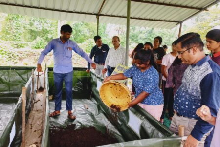 कृषि विज्ञान केंद्र ने रावे के छात्रों को केंचुआ खाद बनाने की विधि का दिया प्रशिक्षण खेती में टिकाऊपन एवं लाभकारी बनाने हेतु वर्मीकंपोस्ट एक महत्वपूर्ण आदान सिवनी यशो:- कृषि विज्ञान केंद्र सिवनी में जवाहरलाल नेहरू कृषि विश्वविद्यालय जबलपुर के अंतर्गत संचालित कृषि महाविद्यालय जबलपुर एवं बालाघाट की चतुर्थ वर्ष की 33 छात्रों को ग्रामीण कृषि कार्य अनुभव (रावे) के अंतर्गत 6 माह तक कृषि विज्ञान केंद्र के माध्यम से किसानों के खेतों में खेती किसानी के व्यावहारिक गुण एवं तकनीकी जानने हेतु भेजा गया है। कृषि विज्ञान केंद्र के वरिष्ठ वैज्ञानिक एवं प्रमुख डॉ. शेखर सिंह बघेल के मार्गदर्शन में केंद्र में संचालित केंचुआ खाद उत्पादन इकाई में वर्मी कंपोस्ट तैयार करने हेतु नवीनतम बेड तैयार करना एवं केंचुआ खाद बनाने की संपूर्ण जानकारी को चरणबद्ध तरीके से प्रदान की गई, डॉ बघेल ने बताया कि छात्रों को जैविक खेती के प्रमुख आदान वर्मी कम्पोस्ट तकनीक को बेहतर तरीके से समझने एवं सीखने हेतु प्रत्येक बिंदु पर जानकारी प्रदान करने की दृष्टिकोण से मार्गदर्शन प्रदान किया जा रहा है, कार्बनिक पदार्थ जैसे घरेलू कचरा, शहरी कचरा कृषि अवशेष, पशुओं का गोबर आदि, जिनका विघटन हो सकता है, केंचुआ द्वारा खाकर मल के रूप में विसर्जित पदार्थ को वर्मी कंपोस्ट कहते हैं,। , यह सभी प्रकार के पेड पौधों, फलवृक्ष, सब्जियां एवं फसलों के लिए पूर्ण रूपेण प्राकृतिक एवं संतुलित खाद होती है केंचुआ खाद उत्पादन हेतु तेजी से वर्मीकंपोस्ट बनाने वाले आइसीनिया फेटिडा प्रजाति के केंचुआ का प्रयोग किया जाता है।रावे कार्यक्रम के प्रभारी एवं मृदा वैज्ञानिक डॉ. के. के. देशमुख द्वारा केंचुआ खाद उत्पादन तकनीक की विस्तार से जानकारी प्रदान की गई डॉ देशमुख ने बताया कि केंचुए मिट्टी के भौतिक रासायनिक और जैविक गुण के संवर्धन में बडी भूमिका निभाते हैं वर्मी कंपोस्ट उत्पादन के लिए स्थान ,छाया की व्यवस्था पानी, कार्बनिक पदार्थ, गोबर एवं केंचुआ की आवश्यकता होती है । वर्मी कंपोस्ट बनाने के लिए कच्ची या पक्की सतह पर छायादार स्थान में तैयार किया जा सकता है किसान भाई अपनी आर्थिक स्थिति के अनुसार कच्चे पक्के या कृत्रिम रूप से तैयार वर्मी बेड का उपयोग कर आवश्यकता अनुसार केंचुआ खाद उत्पादन कर सकते हैं केंचुआ खाद उत्पादन के क्षेत्र में सतत कार्य करने वाले जिला एवं राज्य स्तर पर पुरस्कार एव सम्मान प्राप्त प्रगतिशील जैविक कृषक श्री प्रदीप राहंगडाले द्वारा किए जा रहे केंचुआ खाद को उत्पादन एवं स्वरोजगार की दृष्टिकोण से कैसे कार्य किया जा सकता है बाजार में मांग एवं अपने अनुभव एवं केंचुआ खाद के उच्च गुणवत्ता युक्त प्लास्टिक बेड तैयार करने के साथ ही महत्वपूर्ण एवं भविष्य के दृष्टिकोण से उपयोगी सलाह एवं जानकारी रावे छात्रों को प्रदान की। इस दौरान कृषि विज्ञान केंद्र के डॉ. शेखर सिंह बघेल वरिष्ठ वैज्ञानिक, डॉ. के. के. देशमुख वैज्ञानिक, डॉ. एन. के. सिंह, वैज्ञानिक, डॉ. राजेंद्र सिंह ठाकुर, इंजीनियर कुमार सोनी, डॉ. जी. के. राणा आदि की उपस्थिति रही। केंचुआ खाद बनाने एवं खेती में उपयोग करने के अति महत्वपूर्ण लाभ होते हैं केंचुए अपशिष्ट पदार्थों के पुन: चक्रण द्वारा पौधों को पोषक तत्व उपलब्ध कराने, मृदा में वायु संचार एवं एंजाइमी गतिविधियों को बढाना, पादप रोगजनक नष्ट करना भूमि में जल निकास एवं जल संचार को बढाना, मिट्टी की उर्वरा शक्ति को बढाने, पौधों में प्रतिरोधक क्षमता को बढाना, मृदा के पीएच को संतुलित रखना, सूक्ष्म जीवाणु, हार्मोन एवं ह्यूमिक एसिड एवं फसलों को संतुलित रखने के साथ ही जल, जमीन, हवा को स्वच्छ रखने की दिशा में अति महत्वपूर्ण भूमिका निभाता है।