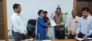 जिला कलेक्टर ने एक एक पौधा देकर उज्जवल भविष्य की कामना की - Seoni News
