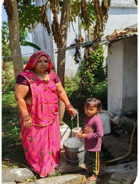 पेयजल की अब नहीं रहेगी समस्या, केन्द्र एवं प्रदेश सरकार का धन्यवाद झुरकी समूह नलजल योजना के लाभ से पेयजल संबंधी सभी तकलीफों का हुआ निदान - श्रीमती सुखवती गुमास्ता सिवनी यशो:- झुरकी समूह नलजल योजना जिले के आदिवासी बाहुल्य घंसौर विकासखण्ड क्षेत्र के निवासियों को ब?ी राहत देने का कार्य कर रही है। भौगोलिक परिस्थिति के कारण क्षेत्र में भूजल गहराई में स्थित है। जिसके कारण गर्मियों में ज्यादातर कुंए, हैण्डपंप सूख जाने से प्रतिवर्ष पेयजल की समस्या इस क्षेत्र में होती थी। वर्तमान में शासन के महत्वाकांक्षी जल जीवन मिशन अंतर्गत पूर्ण हुई झुरकी समूह नलजल योजना के माध्यम से घंसौर विकासखंड के 15 ग्रामों में निवासरत ग्रामीणों के घर तक नल के माध्यम से शुद्ध स्वच्छ पेयजल पहुंचने लगा है। जिससे संपूर्ण क्षेत्र में हर्ष व्याप्त है। 12.52 करोड रूपये लागत से निर्मित इस योजना से घंसौर विकासखंड के 15 ग्रामों सहित ग्राम धनवाही के ग्रामीण भी लाभांवित हुए हैं। जिनमें से एक लाभार्थी श्रीमती सुखवती गुमास्ता भी है। श्रीमती सुखवती बताती है कि समूह नलजल योजना के नल कनेक्शन के पूर्व उनका जीवन कठिनाईयों से भरा हुआ था। उन्हें परिवार के लिए पेयजल लेने के लिए 3 से 4 किलोमीटर पानी लाने जाना पडता था। कुछ वर्ष पूर्व ग्राम में हैण्डपंप लग जाने से कुछ राहत जरूर मिली किंतु पानी भरने के लिए लंबी कतार में लगने से उनका अधिकांश समय पेयजल भरने में ही चला जाता था। उन्होंने बताया कि आज झुरकी जल प्रदाय योजना से मेरे घर में नल कनेक्शन के माध्यम से शुद्ध पेयजल की आपूर्तिै हो रही है। जिससे पर्याप्त पानी सुविधाजनक रूप से मिलने लगा है। वह कहती है योजना के लाभ से उनकी पेयजल संबंधी सभी तकलीफों का निदान हो गया है। उन्हें प्रसन्नता है कि उनके बच्चों को अब उनकी तरह पेयजल के लिए परेशान नहीं होना पडेगा। जिसके लिए प्रदेश शासन एवं केन्द्र सरकार का धन्यवाद देते नहीं थक रहीं।