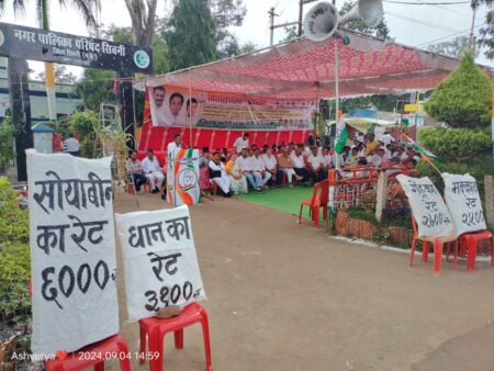 किसान सहित पूरा प्रदेश अराजक स्थिती का शिकार : कांग्रेस कांग्रेस ने धरना प्रदर्शन कर राज्यपाल के नाम सौंपा ज्ञापन सिवनी यशो:- जिला कांग्रेस कमेटी सिवनी द्वारा प्रदेश की सत्तारूढ़ भाजपा सरकार घोटाले, भ्रष्टाचार, जन विरोधी, किसान विरोधी एवं बिगड़ती कानून व्यवस्था, महिलाओं, बालिकाओं के साथ दुराचार, अजा, अजजा, अल्पसंख्यक वर्गो पर अत्याचार आदि मुद्दो पर प्रदेश सरकार पूर्णत: निष्क्रिय रही है, पूरे प्रदेश में त्राहि-त्राहि की स्थिति को लेकर नगरपालिका के सामने धरना प्रदर्शन किया गया तथा महामहिम राज्यपाल के नाम ज्ञापन सौंपा गया । सोयाबीन 6000 रूपये प्रति क्विंटल खरीदा जाये कांग्रेस ने कहा कि सामान्य से अधिक वर्षा, खाद बीज की कमी से किसानों की फसले खासतौर पर मक्का, सोयाबीन, उडद, धान एवं अन्य दलहन खराब हो गई है और किसान इस समय भारी आर्थिक परेशानी से जूझ रहा है। सरकार द्वारा उनकी फसलों को 10 वर्ष पुराने भाव में आज भी खरीद रही है, किसानों को भारी भरकम बिजली के बिल दिए गए है, बिलों को जमा न करने पर उनके मीटर काटने से लेकर उनकी मोटर पम्प जब्त करने की कार्यवाही की जा रही है। भाजपा ने विधानसभा चुनाव में गेहॅू 2700 रू. प्रति क्विंटल, धान 3100 रू. प्रति क्विंटल खरीदने का वादा किया गया था किन्तु आज तक इस भाव में खरीदी नहीं की, अत: आने वाली फसल में मक्का 2500 रू., सोयाबीन 6000 रू. गेहॅू 3000 रू., धान 3100 रू. प्रति क्विंटल खरीदी किया जाना सुनिश्चित किया जाए। प्रदेश की सड़के हुई खस्ता हाल महामहिम जी प्रदेश में खस्ता हाल सड़के भ्रष्टाचार की भेंट चढ़ गई है, पूरे प्रदेश में सड़को के खस्ता हाल गड्डे हाने से दुर्घटनाओं में वृद्धि हो रही है, जिससे कई लोगों की जान जा रही है, सड़क निर्माण एवं मरम्मत कार्य में करोड़ों का भ्रष्टाचार हो रहा है। बिगड़ी कानूनी व्यवस्था, महिला अत्याचारों की बाढ़ प्रदेश में बिगड़ती कानून व्यवस्था के चलते महिलाओं, अबोध बालिकाओं से दुराचार की घटनाए प्रत्येक जिले में बढ़ रही है। अजा, अजजा एवं अल्पसंख्यक वर्गो पर पुलिस बर्बरता पूर्वक मारपीट कर रही है, इन वर्गो को न्याय दिलाए जाना तो दूर, उन पर ही झूठे प्रकरण दर्ज किए जा रहें है। सरकार द्वेषपूर्ण कार्यवाही कर लोगों के मकानों को बुलडोजर से ध्वस्त कर रही है। अनेक स्थानों पर हुआ कांग्रेस का धरना प्रदर्शन जिला एवं नगर कांग्रेस कमेटी सिवनी, ब्लाक कांग्रेस कमेटी सिवनी ग्रामीण, गोपालगंज, बंडोल, मुंगवानीकलां, बखारी, चमारी, बरघाट, गंगेरूआ, कुरई, सुकतरा, केवलारी, उगली, कान्हीवाड़ा, छपारा, धनौरा, लखनादौन, घंसौर, केदारपुर, धूमा, नागनदेवरी, आदेगांव में धरना प्रदर्शन कर ज्ञापन सौंपा गया। धरना प्रदर्शन को जिला कांग्रेस अध्यक्ष राजकुमार खुराना, एड़ पंकज शर्मा, जेपीएस तिवारी, विष्णु करोसिया, घनश्याम सनोडिया, अतुलचंद मालू, राजिक अकील, जितेन्द्र सनोडिया, हरि जायसवाल, तेजसिंह रघुवंशी, नरेन्द्र कुंजाम, हुकुमचंद सनोडिया, धनंजयसिंह, खुमानसिंह ठाकुर, लोकेश शुक्ला, गोपाल परते, मुबीन राजा, हर्षित बघेल, आकाश जांगडे ने सम्बोधित किया। कार्यक्रम के अंत में मध्यप्रदेश के मुख्यमंत्री मोहन यादव जी के पिताश्री के देहांत पर 2 मौन धारण कर श्रद्धांजलि अर्पीत की गई। यह हुये कार्यक्रम में शामिल कार्यक्रम में ब्रजेशसिंह लल्लू बघेल, अतुलचंद मालू, देवीसिंह चैहान, बहादुर सनोडिया, नगर कांग्रेस अध्यक्ष इमरान पटेल, शशिभूषण सिंह बघेल, राजिक अकील, दीवान आजम अली खान, भीष्मप्रताप सिंह अप्पू ठाकुर, मोहन सिंह ठाकुर, मुकेश चीकू सक्सेना, लोकेश शुक्ल, हरि जायसवाल, लोमेश शर्मा, रामनाथ काकोडिया, विनोद पुरोहित, ददुआ पटेल, राजमोहन बघेल, राजेन्द्र सिसोदिया, सुमित मिश्रा, मनोज तिवारी, रामकिशन साहू, नब्बू भाई, महमूद खान, जोएब जकी अनवर, श्रीमति विमला ठाकुर, श्रीमति पवनरेखा रिनायत, श्रीमति सुनीता वर्मा, ईशा खान, पंकज बाउसकर, राजकुमार ठाकुर, एड़ शाहिद रज, विपिन यादव, शक्ति जाडेजा, तबरेज अली, आदित्य मोन्टू भूरा, कमलेश सनोडिया, कैलाश अवधिया, लकी बघेल, देवेन्द्र ठाकुर, मनोज राहंगडाले, विजय उइके, राहुल उइके, खेलन सिंह राहंगडाले, सलाम कुरैशी, पप्पू पुसाम, दिलीप राहंगडाले, नमन चैरसिया, संदीप चैरसिया, पदम सनोडिया, किशोरी कुंजाम, साकेत नेमा, एड़ मिर्जा फेसल बेग, टिकेन्द्र देशमुख, गोपाल परते, हुकुमचंद सनोडिया, रमेश सनोडिया, धनंजय सिंह, दिलीप सनोडिया, रघुवीर सनोडिया, चन्द्रहास सनोडिया, साजिद खान, जितेन्द्र बघेल, रहिम शाह, हरिचन्द्र सनोडिया, पियूष कांड्रा, विनोद नामदेव, जियन उइके, लक्ष्मण उइके, देवेन्द्र सनोडिया, खेमचंद सनोडिया, यशवंतसिंह ठाकुर, गेंदलाल भलावी, संतोष गोनगे, जयप्रकाश परिहार, सुजीत गोदरे, दीपक सनोडिया, आशाराम भलावी, सोमनाथ इनवाती, राजाखान मुबीन, शहवाज खान, अशफाक खान, विवेक राय, पिल्लू बघेल, दुर्गेश बहारे, मुकेश जंघेला, लोकेश ठाकुर,सुमित जंघेला,दशरूलाल जंघेला, परमानंद जंघेला, मोहित डहेरिया,विशाल काकोडिया, आकाश जांगडे, कमलेश तिवारी, अंकेश सल्लाम, सतेन्द्र बघेल, राजपाल सिंह बघेल, महेन्द्र सिंह बघेल, रघुनाथ सिंह बघेल, सुरेश बघेल, उदयसिंह बघेल, सुरेन्द्र सिंह बघेल, रमानसिंह बघेल, झामसिंह इनवाती, आशुतोष बघेल, घनश्याम डहेरिया, नीलेश राय, उमेश कुमार चक्रवर्ती, रामकुमार सनोडिया सहित बडी संख्या में कांग्रेस जन उपस्थित रहें।