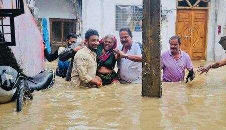 बारिश में डूब गया था विवेकानंद वार्ड, पीडितों को तैर कर निकाल रहे थे विधायक वार्ड पार्षद ने जिला कलेक्टर को दिया पत्र - कहा समस्या का समाधान नहीं हुआ तो किया जायेगा अमरण अनशन समस्या के लिये इंजी. संतोष तिवारी एवं मे. सीता एसोसिएट जिम्मेदार कार्यवाही की मांग सिवनी यशो:- वर्षो से वर्षाकाल में सिवनी नगरीय क्षेत्र के अधिकांश वार्डो में बहुत बुरी स्थिती निर्मित होती है स्थानीय निवासी वर्षाकाल में भयंकर परेशानियों में रहते है । वर्षाकाल में उत्पन्न होने वाली समस्याओं के लिये सिवनी नगर पालिका द्वारा योजनाएँ बनती है और बड़ी धनराशि खर्च भी होती है परंतुं समस्याओं का कोई समाधान तो नहीं होता उल्टे समस्या विकराल हो जाती है । कहीं नालियों का पानी घरों में भरता है तो कहीं पानी निकासी सही तरीके से नहीं होने के कारण सड़के तालाब में बदल जाती है और नालियों का पानी रहवासियों के घरों, व्यापारिक प्रतिष्ठानों में भर जाता है जिससे भारी आर्थिक नुकसानी के साथ यह जल भराव जानलेवा बीमारियों का कारण बन जाता है। सिवनी नगर पालिका परिषद के इंजीनियर और जिम्मेदार अधिकारी बिगड़ी व्यवस्था की जिम्मेदारी भी आमजनता पर ही लाद देते है और दोषी बताकर अपनी जिम्मेदारी पर पर्दा डाल लेते है । सिवनी नगर के अनेक हिस्सो सहित विवेकानंद वार्ड में पिछले 10 सितंबर को घरों में जल भराव का जो मंजर था वह बेहद शर्मनाक और नगर पालिका प्रशासन की घोर लापरवाही को नग्रता पूर्ण चित्रण कर रहा था । सिवनी विधायक दिनेश राय मुनमुन, नगर पालिका अध्यक्ष शफीक खान, पूर्व नगर पालिका अध्यक्ष राजेश त्रिवेदी सहित अन्य राजनैतिक एवं समाजसेवी व्यक्तियों ने घरों में भरे वर्षा के पानी में तैर कर लोग को निकालने का काम किया है जिसके वीडियो सोशल मीडिया में नगर पालिका प्रशासन की शर्मनाक स्थिती का चित्रण कर रही थी । विवेकानंद वार्ड की विकराल स्थिती के लिये वार्ड के पार्षद राजेश राजू यादव ने नगर पालिका परिषद के इंजीनियर संतोष तिवारी एवं मेसर्स सीता एसोसिएट को जिम्मेदार बताते हुये कठोर कार्यवाही की मांग की है और इस संबंध में पार्षद को विस्तार से जानकारी प्रदान करते हुये समस्या के निराकरण की मांग की है तथा कहा है कि समस्या का पांच दिन के अंदर यदि निराकरण नहीं होता है तो वह वार्डवासियों के साथ अमरण अनशन पर बैठेंगे । वार्ड पार्षद राजेश यादव ने जिला कलेक्टर को लिखे पत्र में स्पष्ट किया है कि इस वार्ड का एक हिस्सा निचले (डूब) क्षेत्र में आता है जहां बारिश के चलते कभी-कभार जल भराव की स्थिति होती थी, किन्तु नपा की गलती से इस बार जल भराव ने बाढ़ का रूप ले लिया। जबकि नगर पालिका सिवनी के इंजीनियर संतोष तिवारी से पार्षद द्वारा पूर्व में आग्रह भी किया गया था कि मठ तालाब में पिचिंग निर्माण हेतु मठ मंदिर के बांयी ओर से जिस ओवर फ्लो को चौड़ा कर पानी बहाया जा रहा है, उसे बंद किया जाए क्योंकि यह पानी रिटर्न होकर वार्ड के निचले क्षेत्र मेंं भरेगा किंतु नगर पालिका के इंजीनियर संतोष तिवारी द्वारा ध्यान नहीं दिया गया और इसके चलते वर्तमान में पूरे वार्ड में जल भराव की स्थिति बनी। जिससे कि शासन प्रशासन एवं आम जनमानस को भारी परेशानी का सामना करना पड़ा। पार्षद राजेश यादव ने कहा है कि मठ तालाब में निर्माण कार्य कर रही मेसर्स सीता एसोसिएट के द्वारा बिना किसी पूर्व अनुमति के तालाब के ओवर फ्लो को चौड़ा किया गया है जिसके कारण ये जल भराव हुआ । उत्पन्न परिस्थिती के लिये सीता एसोसिएट पर कार्यवाही निर्धारित करने की मांग पार्षद द्वारा की गयी है । पार्षद ने कहा है कि उनके द्वारा पूर्व में भी मांग की गई थी कि वर्तमान में जो नाला निर्माण हुआ है, उसे आगे तक बढ़ाया जाए किंतु रेलवे प्रशासन के द्वारा इस नाला निर्माण को लेकर अनुमति नहीं दी जा रही थी और रेलवे की दीवार के कारण भी पानी की निकासी तेजी से नहीं होने के कारण वार्ड में जल भराव की स्थिति बनी हुई है. अगर इस ओर ध्यान नहीं दिया गया तो यह परिस्थिति आगे भी बनी रहेगी। पार्षद ने जिला कलेक्टर से आग्रह किया है कि नगर पालिका प्रशासन एवं रेलवे प्रशासन को संयुक्त रूप से बैठक कर इस समस्या का तुरंत निराकरण करना चाहिये जिससे इस प्रकार की भविष्य में परिस्थिती उत्पन्न न हो। जिला कलेक्टर को दिये पत्र के साथ पार्षद राजेश यादव ने साथ तालाब की वर्तमान स्थित के फोटोग्राफ्ट्स भी संलग्न किये है, इन फोटोग्राफ्स से स्पष्ट होता है कि इतनी अत्याधिक मात्रा में वर्षा होने के उपरांत भी तालाब का स्तर कम है । पार्षद श्री यादव का कहना है कि इजीनियर संतोष तिवारी के द्वारा तालाब के ओवर फ्लो को ठीक तरीके से बंद नहीं कराया गया है। पार्षद ने पत्र में लिखा है कि इस संबंध में नगर पालिका परिषद द्वारा मे. सीता एसोसिएट को नोटिस पत्र जारी किया गया है, जिसके अवलोकन से स्पष्ट होता है कि मे. सीता एसोसिएट व इंजीनियर संतोष तिवारी के द्वारा अपने कार्य में लापरवाही बरतते हुए कार्य ठीक तरीके से नहीं कराया गया है। पार्षद ने जिला से आग्रह किया है कि उक्त तालाब के ओवर फ्लो को ठीक तरीके से बंद करवाकर इंजीनियर संतोष तिवारी के विरूद्ध कठोर कार्यवाही सुनिश्चित की जाये, ताकि भविष्य में ऐसी गलती की पुनरावृत्ति ना हो । पत्र में पार्षद श्री यादव ने कहा है कि उक्त समस्या का समाधान 05 दिनो के भीतर नहीं किया जाता है तो वह वार्डवासियों के साथ आमरण अनशन पर बैठेंगे। जिसकी समस्त जिम्मेदारी शासन-प्रशासन की होगी।