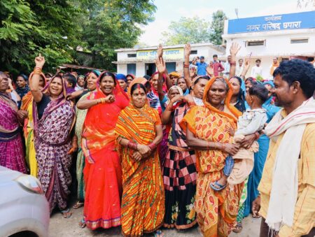 नगर परिषद से हमें हटाया जाएं - सुविधाएँ नहीं परेशानियाँ बढ़ी ग्राम तिंसा ,गहरानाला और जामुनपानी के रहवासियों ने मांग की रोजी गयी, रोजगार गया, टैक्स लाद दिया 25 हजार छपारा यशो:- 30 सितंबर सोमवार को दोपहर 1:30 बजे छपारा नगर परिषद कार्यालय में परिषद अंतर्गत आने वाली ग्राम गहरानाला,जमुनापानी और तिंसा के बड़ी संख्या में पहुंचीं महिलाओं और पुरुषों ने परिषद कार्यालय पहुंचकर नगर परिषद सीएमओ श्याम गोपाल भारती को ज्ञापन सौंपा । ज्ञापन में कहा गया है कि तीनों ग्राम जो नगर परिषद के वार्ड नंबर 1 और 2 के अंतर्गत आते हैं जहां आदिवासी मजदूर वर्ग निवास करते हैं और सभी कृषि मजदूरी कर अपने परिवार का भरण-पोषण करने वाले हैं । जब से उनका गांव परिसीमन किया जाकर परिषद में ले लिया गया है तब से राष्ट्रीय रोजगार गारंटी योजना से उन्हें जो कार्य करके रोजी-रोटी मिल रही थी वह बंद हो गई । वहीं परिषद के द्वारा उन्हें सड़क नाली स्ट्रीट लाइट जैसी कोई भी दी जाने वाली मूलभूत सुविधाएं नहीं मिल रही हैं । ऊपर से नगर परिषद के द्वारा लगाया गया भारी-भरकम टेक्स आर्थिक परेशानियों का कारण बन रहा है । ज्ञात हो कि नगर परिषद छपारा को गठन हुए अगस्त 2024 में दो वर्ष का कार्यकाल पूर्ण हो चुका है नगर परिषद गठन करने के लिए हुई परिसीमन प्रक्रिया से ग्रामीणों का आरोप है कि उनके सहमति के बगैर ही उनके ग्रामों को नगर परिषद में जोड़ा गया है । उक्त ग्रामों के ग्रामीणों से जब दो वर्षों के बाद नगर परिषद के द्वारा टेक्स वसूली की जा रही है तो उन्हें जो बकाया रकम बतायी जा रही है वह राशि जमा करना उनके बूते की बात नही है । यह राशि किसी की 20000/- तो किसी की 25000/- रुपए है यह भारी भरकंप रकम सुन कर गा्रमीणों के होश उड़ गए गहरानाला,तिंसा और जामुनपानी ग्रामों को नगर परिषद छपारा से पृथक कर पहले की तरह ग्राम पंचायत में करने की मांग जिला प्रशासन से की गई है।