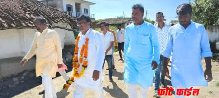 ग्राम स्वराज किसान न्याय पदयात्रा का कार्यक्रम जारी हुआ ग्राम स्वराज यात्रा में सभी वर्ग से उपस्थिती का मोहन चंदेल ने किया आग्रह सिवनी यशो:- पूर्व जिला पंचायत अध्यक्ष श्री मोहन सिंह चंदेल विगत 2 अक्टूबर 1994 से लगातार पदयात्रा करते चले आ रहे हैं। इस वर्ष यह पदयात्रा का 31वां वर्ष है। विगत कुछ वर्षों से ग्राम स्वराज पदयात्रा राजीव गांधी पंचायत राज संगठन के तत्वाधान में की जा रही है। एवं संगठन की ओर से राष्ट्रीय पदाधिकारी श्री विवेक अवस्थी को इसका प्रभारी बनाया गया है। कल दिनांक 28 सितंबर को राजीव गांधी पंचायत राज संगठन की हुई बैठक में चर्चा उपरांत आज ग्राम स्वराज किसान न्याय पदयात्रा का कार्यक्रम जारी कर दिया गया है। पदयात्रा का कार्यक्रम जारी करते हुए पदयात्रा के संयोजक मोहन सिंह चंदेल ने बताया कि इस पदयात्रा के माध्यम से महात्मा गांधी जी के संदेश अनेकता में एकता सर्व धर्म समभाव सत्य अहिंसा सर्वोदय और सत्याग्रह के विचार को गांव-गांव तक प्रसारित किया जाएगा। साथ ही मध्य निषेध एवं स्वच्छता के बारे में भी लोगों को जागरूक किया जावेगा। लोकसभा में विपक्ष के नेता राहुल गांधी जी ने भारत छोड़ो यात्रा के माध्यम से जो मोहब्बत की दुकान खोलने का संदेश दिया है उसे भी जन-जन तक पहुंचाया जाएगा। इसी के साथ-साथ प्रमुख रूप से किसान भाइयों को उनकी उपज का उचित एवं वाजिब मूल मिल सके सूखे खेतों की सिंचाई की उत्तम व्यवस्था हो सके एवं उन्हें आने वाली समस्याओं का निराकरण हो सके इस संबंध में भी गांव में चौपाल के माध्यम से व्यापक चर्चा की जावेगी। श्री चंदेल ने ग्रामीण जनों किसानों नौजवान साथियों एवं कांग्रेस जनों से ग्राम स्वराज किसान न्याय यात्रा में अधिक से अधिक संख्या में सम्मिलित होने का आग्रह किया है।