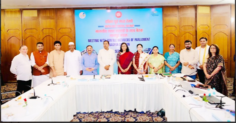 छिंदवाड़ा से जबलपुर-गोंदिया सीधी रेल चलाई जावे दक्षिण पूर्व मध्य रेल्वे की सांसदों के साथ महाप्रबंधक से चर्चा छिंदवाड़ा-नैनपुर-नागपुर एवं आमला रेल्वे की दोहरी लाईन की मांग छिंदवाड़ा यशो:- दक्षिण पूर्व मध्य रेलवे सांसदों की नागपुर मंडल की बैठक में छिंदवाड़ा पांढुर्णा संसदीय क्षेत्र के सांसद बंटी विवेक साहू शामिल हुए सांसद ने छिंदवाड़ा पांडूर्णा जिले में रेल सुविधाओं के विस्तार और यात्रियों की सुविधा बढ़ाने के लिए नागपुर मंडल की बैठक में विभिन्न सुझाव दिए जिस पर बैठक में सुझाव पर विचार करने और सुविधाए बढ़ाने पर चर्चा हुई। बैठक में सांसद ने सुझाव दिए की छिंदवाड़ा चार फाटक में ओवर ब्रिज निर्मित है और पूर्व की भांति चार फाटक भी प्रारंभ है दोनों और जहां से ओवरब्रिज प्रारंभ होता है वहां सिगनल लगाया जाए ताकि नीचे से जाने वालों को चारफाटक बंद होने की सूचना मिल सके और वे ओवरब्रिज का उपयोग कर सकें । रेलवे स्टेशन में रेल कोच रेस्टोरेंट का आवंटन हुआ सांसद बंटी विवेक साहू के प्रयासों से रेल यात्रियों एवं आम नागरिकों को खान-पान की सुविधा में आधुनिकरण हेतु रेल परिसर पर वातानुकूलित रेल कोच रेस्टोरेंट का आवंटन हो चुका है। छिंदवाड़ा रेलवे स्टेशन में अब रेलयात्रियों एवं आम लोगों को स्वादिष्ट एवं स्थानीय व्यंजन उपलब्ध होगा। जिसकी जानकारी बैठक में सांसद को दी गई। छिंदवाड़ा से चले ट्रेन दूरी कम होगी सांसद ने बैठक में सुझाव दिया कि नागपुर से जबलपुर की ओर चलने वाली ट्रेनों को छिंदवाड़ा होकर चलाया जाए जिससे 133 किलोमीटर की दूरी कम होगी जबलपुर नागपुर छिंदवाड़ा होकर 410 किलोमीटर है जबकि इटारसी होकर 543 किलोमीटर है यदि जबलपुर से नागपुर जाने वाली कुछ ट्रेन जैसे 22684 छिंदवाड़ा होते हुए नागपुर जाएगी तो 135 किलोमीटर की बचत होगी और यात्रियों का समय और पैसा भी बचेगा । छिंदवाड़ा से गोंदिया ट्रेन चलाई जाए छिंदवाड़ा से गोंदिया के लिए कोई भी सीधी ट्रेन नहीं होने से यात्रियों को सुविधा नहीं मिल रही छिंदवाड़ा से गोंदिया नई ट्रेन चालू की जाने का सुझाव सांसद ने दिया। छिंदवाड़ा से नागपुर डबल ट्रैक किया जाए सांसद ने छिंदवाड़ा से नागपुर डबल ट्रैक किए जाने का भी सुझाव दिया जिस पर मंडल ने विचार करने के लिए कहा। चारफाटक पर नरसिंहपुर मार्ग पर ओवर ब्रिज बने सांसद श्री साहू ने सुझाव दिया कि छिंदवाड़ा शहर में चार फाटक पर ओवर ब्रिज है जो की छिंदवाड़ा सिवनी, जबलपुर के लिए है,चार फाटक से नरसिंहपुर, सागर मार्ग भी जाता है जिसके लिए लोगों को नीचे से जाना पड़ता है जिसमें चार फाटक बंद होता है और फाटक पर जाम लगता है इसलिए ऊपर से कनेक्ट करते हुए हुए एक ओवरब्रिज नरसिंहपुर के लिए बनाया जाए। बाक्स दक्षिण मध्य रेल्वे के सांसदों की बैठक में पहली बार छिंदवाड़ा के सांसद शामिल हुए इसके पहले कमलनाथ एवं नकुलनाथ जिले का प्रतिनिधत्व करते रहे किन्तु वे कभी भी सांसदों की बैठक में शामिल नहीं हुए। उनके प्रतिनिधी ही बैठक में जाते थे।