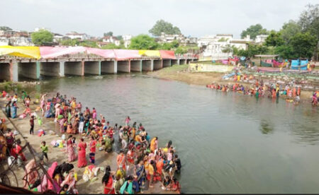 ऋषी पंचमी पर व्रत रख महिलाओं ने किया सर्पणी नदी में स्नान छिंदवाड़ा/मोहगांव यशो:- पुण्य , पवित्र धर्मनगरी अर्धनारीश्वर ज्योर्तिलिंग मोहगांव नगर के अर्धनारिश्वर ज्योतिर्लिंग मंदिर संस्थान मोहगांव में ऋषी पंचमी का उत्सव बडे धुमधाम से संपन्न हुआं विगत 2 दिनो से संस्थान में ऋषी पंचमी उत्सव की तैयारी होने लगी जिसमें नगर पुलिस प्रषासन द्वारा यातायात एवं सुरक्षा व्यवस्थाए नगर परिषद प्रषासन द्वारा सफाई पेयजल व्यवस्थाए मंदिर संस्थान द्वारा भक्तों के भोजन प्रसाद आदि व्यवस्था की गई, पुजारी ब्राम्हण द्वारा सप्त ऋषी कश्यप, अत्रि, भारद्वाज, विष्वामित्र, गौतम, जमदग्नि एवं वषिष्ठ सहित पतिव्रता ऋषी पत्नि अरूंधती का आव्हान कर पूजा अर्चना की जिसमें जिले के आस.पास के 6 जिलो से लागभग 2000 महिलाओं द्वारा सुबह 06 बजे से ही सर्पणी नदी तट पर स्नान कर पुजा में बढ ़-चढ़ कर भाग लिया गया। पुजन के साथ-साथ दोपहर 12 बजे से ह.भ.प.श्री चितांमण महाराज गुर्वेंजी की ओजस्वी वाणी से हरि किर्तन संपन्न हुआ । इस अवसर पर ऋषी मंदिर बनाने में अपना अमुल्य योगदान देने के लिये ग.भा.गंगुबाई स्व.जानरावजी ब्रम्हे का सत्कार किया गया। संस्थान द्वारा ऋषि उजवनी ने लिए आए महिलाओं के लिए पूजन के पश्चात ऋषि मंदिर प्रांगण में भोजन व्यवस्था की गई जिसमे महाप्रसाद वितरण में अर्धनारीश्वर व्यायाम शाला के युवाओं का योगदान रहा ,जिसके पश्चात नागद्वारी कढांई की तैयारीयां प्रारंभ की गई, नागद्वारी कढ़ाई के पहले अर्धनारीश्वर ज्योर्तिलिंग मंदिर प्रांगण में नगर के सभी डाहक मंडलों द्वारा भगवान भोलेनाथ में पहाड़ी भजन गए गए, जिसे सुनकर कर भगवान मेघनाथ भी खुश होकर पानी बरसने लगे, जिसके पश्चात प्रतिदिन के अनुसार भगवान अर्धनारीश्वर ज्योर्तिलिंग की महा आरती की गई जिसके बाद ,नागद्वारी कढ़ाई की आरती की गई । इस पुन्य अवसर पर नगर अध्यक्ष संदिप घाटोडे न.प.उपाध्यक्षा निलम दिनेष बांगडे थाना प्रभारी श्री रूपलाल उईके, संस्थान अध्यक्ष श्री वीरेन्द्र शर्मा, महासचिव दषरथ बावनकर, सचिव रूखमांगद येलकर, कोषाध्यक्ष नाना वैद्य, सह-सचिव दिनेष बांगडे, समस्त नगरवासी उपस्थित थे।