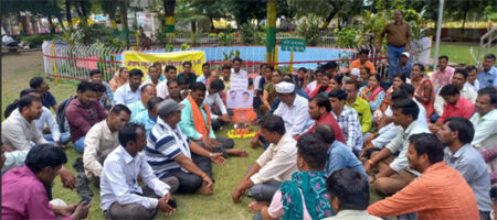 अतिथि शिक्षको ने किया सद्बुद्धि यज्ञ रैली निकालकर जिला कलेक्टर को सौपा ज्ञापन शिक्षा मंत्री के मेहमान वाले बयान को लेकर जताई नाराजगी 02 अक्टूबर को भोपाल की धरा पर होगा वृहद आंदोलन फोटो 5 छिंदवाड़ा यशो:- आजाद स्कूल अतिथि शिक्षक संघ के प्रदेशमहासचिव एवं छिंदवाड़ा जिला अध्यक्ष संतोष कहार ने बताया कि प्रदेश के स्कूल शिक्षा मंत्री उदय राव प्रताप सिंह के द्वारा दिए गए एक बयान में कहा गया कि इनका नाम ही अतिथि है ,मेहमान बनकर आओगे और घर में कब्जा करोगे क्या? जिसको लेकर प्रदेश के शिक्षा मंत्री के बयान को अतिथि शिक्षकों में आक्रोश व्याप्त है। जिसके चलते आज संपूर्ण मध्यप्रदेश के विभिन्न जिलों में प्रदेश स्तरीय आह्वाहन पर शासकीय शालाओं में पढ़ाने वाले अतिथि शिक्षकों ने समस्त जिलो में एक साथ रैली निकालकर सरकार के और शिक्षा मंत्री के लिए सद्बुद्धि यज्ञ किया और ईश्वर से प्रार्थना की कि इन्हे सद्बुद्धि मिले ताकि यह गुरुओं का सम्मान कर उनके हितार्थ हेतु कार्य करे। वही विगत तीन दिनों से समस्त अतिथि शिक्षक हाथो मे काली पट्टी बांधकर शिक्षा मंत्री के बयान का पुरजोर तरीके से विरोध दर्ज कराते हुए समस्त शासकीय स्कूलो में शैक्षणिक व परीक्षा का कार्य करते हुए नजर आये। आज दीनदयाल पार्क में जिले भर के समस्त अतिथि शिक्षक एवं शिक्षिकाएं एकत्रित हुए और आगामी दिनों में भोपाल के आंदोलन की रूपरेखा बनाई और अतिथि शिक्षको की लंबित व तात्कालिक समस्याओं की मांगो को लेकर विस्तृत चर्चा की। एवं एक सूत्रीय मांग विभागीय पात्रता परीक्षा लेकर नियमितीकरण कर पद स्थायित्व करने की बात कही तत्पश्चात शिक्षको की रैली दीनदयाल पार्क से निकालकर मेन रोड मार्ग से होते हुए कलेक्ट्रेट कार्यालय पहुंचा। जहां अतिथि शिक्षको ने नारे लगाते हुए प्रदेश के मुख्यमंत्री के नाम ज्ञापन सौपा। इस अवसर पर श्री कहार ने कहा कि विगत दिनों भोपाल में हुए आंदोलन में विभिन्न बिंदुओं पर चर्चा कर सहमति बनी हुई थी जिसके आदेश आज दिनांक तक नही होने से अतिथि शिक्षको में आक्रोश व्याप्त है वर्तमान में अतिशेष शिक्षको की काउंसलिंग से लगे हुए अतिथि शिक्षक बाहर हो रहे है जिससे अतिथि शिक्षको को रोजी रोटी का संकट पैदा हो रहा है सरकार जल्द बाहर हुए अतिथि शिक्षको को अंदर करे और अतिथि शिक्षको के हितार्थ हेतु कई वर्षो से अधूरी मांगो को पूरा करे आदि की मांग अतिथि शिक्षक संगठन ने ज्ञापन के माध्यम से की । इस अवसर पर सद्बुद्धि यज्ञ कार्यक्रम में छिंदवाड़ा जिला अध्यक्ष संतोष कहार, सर्वेश श्रीवास्तव ,योगेश चौरसिया,सुनील विश्वकर्मा , सत्येंद्र शुक्ला ,रामनारायण कहार,कन्हैया पवार,संदीप राज, अय्यूब अंसारी,अशोक सूर्यवंशी,कमलेश सूर्यवंशी,संदीप नागवंशी, गोपाल डेहरिया,कीर्ति सोनी, साधना सोनी,विद्यावती ठाकरे , साधना पवार ,रामबती बोनिया , साईना बानो,सहित जिले भर के अनेक अतिथि शिक्षक मौजूद रहे। वही मांगे पूरी नही होने पर दिनांक 02 अक्टूबर को भोपाल की धरा में पुन: वृहद आंदोलन करने की चेतावनी अतिथि शिक्षक संगठन ने दी।