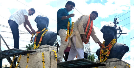 श्रीमंत माधव राव सिंधिया की 23 वी पुण्यतिथि पर भाजपा ने श्रद्धासुमन अर्पित किये सिवनी यशो:- सोमवार 30 सितंबर को सिवनी बारापत्थर स्थित सिंधिया चौक में पूर्व केन्द्रीय मंत्री स्वर्गीय श्रीमंत माधव राव सिंधिया की 23 वीं पुण्य तिथि मनायी गयी । भाजपा जिला उपाध्यक्ष प्रदीप राय के संयोजकत्व में आयोजित श्रद्धांजलि कार्यक्रम में भाजपा जिला अध्यक्ष आलोक दुबे एवं सिवनी विधायक दिनेश राय मुनमुन सहित अनेक भाजपा के पदाधिाकारियों एवं कार्यकत्र्ताओं ने स्व. सिंधिया की प्रतिमा पर माल्यपर्ण कर श्रद्धासुमन अर्पित कर नमन किया तथा उनके व्यक्तित्व एवं कृतित्व पर चर्चा की । आयोजित श्रद्धांजलि कार्यक्रम मेंं आलोक दुबे जिलाध्यक्ष भाजपा,सिवनी विधायक दिनेश राय मुनमुन, पूर्व विधायक नरेश दिवाकर, संतोष अग्रवाल वरिष्ठ जिला उपाध्यक्ष, प्रदीप राय जिला उपाध्यक्ष, आनंद शर्मा जिला उपाध्यक्ष, मनोज मर्दन त्रिवेदी सह मीडिया प्रभारी, सुरेश भांगरे, अजय पांडे, नितेंद्र गुड्डू बघेल, मुनिया टांक, कपिल पांडे, संजय सोनी नगर मंडल अध्यक्ष, अभिषेक दुबे नगर मंडल अध्यक्ष, डा. बसंत राय, मनीष राय, राजू यादव पार्षद, विनय बघेल, संजय भलावी पार्षद, राधेश्याम देशमुख, अनूप मिश्रा सहित भारतीय जनता पार्टी कार्यकर्ताओं की उपस्थिति रही।