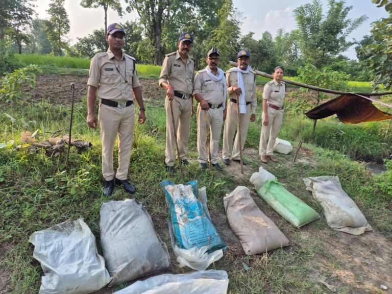 आबकारी विभाग द्वारा अवैध शराब उत्पादन पर की गई कार्यवाही 41 लीटर अवैध कच्?ची शराब एवं 760 किलोग्राम महुआ लाहन जप्त, 02 पर प्रकरण दर्ज सिवनी यशो:- कलेक्टर सुश्री संस्कृति जैन के नेतृत्व एवं सहायक आबकारी आयुक्त सिवनी श्री शैलेश जैन के मार्गदर्शन में आबकारी विभाग के दक्षिण वृत्त एवं उत्तर वृत्त की टीम के द्वारा अवैध शराब पर रोकथाम किए जाने हेतु लगातार कार्यवाही जारी हैद्य आबकारी विभाग ने प्राप्त सूचना अनुसार बरघाट क्षेत्र के ग्राम खूंट के नालों में बहुत अधिक मात्रा में अवैध हाथ भट्टी कच्ची शराब बनाई जाकर आसपास के ग्रामीण क्षेत्र में सप्लाई की जाती है। जिस पर रोकथाम न लगाई जाए तो गंभीर जनहानि होने की आशंका रहती है। प्राप्त सूचना के आधार पर विगत दिवस को संबंधित क्षेत्र में छापा मारकर अवैध कच्ची शराब के अड्डे नष्ट किए गए। नाले के निकट प्लास्टिक की बोरीयों में सड़ा हुआ महुआ लाहन बरामद हुआ जिससे अवैध हाथ भट्टी कच्ची शराब बनाई जानी थी। आज की कार्यवाही के दौरान दो प्रकरण कायम किए गए हैं। कार्यवाही में निर्मला पति सुनील कुडोपे, जाति- गोंड,उम्र - 32 , निवासी- खूंट ,थाना-बरघाट के विरुद्ध मध्यप्रदेश आबकारी अधिनियम, 1915 की धारा 34,(1)(क) के अंतर्गत आपराधिक प्रकरण कायम किया गया है। कार्यवाही में 41 लीटर अवैध हाथ भट्टी कच्ची शराब एवम् लगभग 760 किलोग्राम सड़ा हुआ महुआ लाहन बरामद कर जप्त किया गया है। जप्त सामाग्रियों की अनुमानित कीमत लगभग छियासी हजार रूपए है। छापे की कार्यवाही में आबकारी विभाग सिवनी के दक्षिण वृत्त एवम् उत्तर वृत्त का समस्त कार्यपालिक स्टॉफ शामिल रहा है।