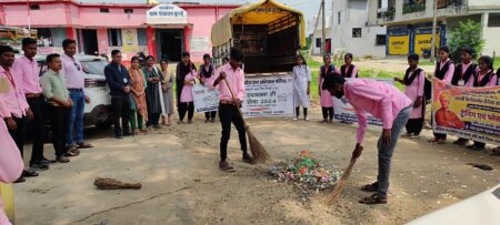 बैनगंगा स्वच्छता सेवा जागरूकता रथ यात्रा का छपारा में हुआ प्रवेश जगह-जगह हुए विभिन्न कार्यक्रम गणमान्य नागरिक एवं जन प्रतिनिधि हुए उपस्थित सिवनी यशो:- स्वच्छ भारत मिशन अंतर्गत 17 सितंबर से 2 अक्टूबर तक "स्वभाव स्वच्छता -संस्कार स्वच्छता" थीम पर आधारित स्वच्छता ही सेवा राष्ट्रव्यापी अभियान अंतर्गत जिला कलेक्टर सुश्री संस्कृति जैन के मार्गदर्शन में सिवनी जिले मे भी अभियान के विभिन्न कार्यक्रमों ने अपनी गति पकड़ ली है। इस तारतम्य दिनांक 17 सितंबर से बैनगंगा नदी के उद्गम स्थल मुंडारा से प्रारंभ हुई। बैनगंगा स्वच्छता सेवा जागरूकता रथ यात्रा का आज विकासखंड छपारा के बैनगंगा नदी के दांये तट के गांवों में भ्रमण हुआ। यात्रा का स्वागत जगह जगह ग्रामीणों के द्वारा किया गया। इसी क्रम में आज ग्राम पायलीकला, पायलीखुर्द, पांडिवाडा, जूनापानी, छपाराखुर्द ग्रामों में यात्रा दल ने भ्रमण करते हुए विभिन्न गतिविधिया आम नागरिकों और स्कूली बच्चों के साथ मिलकर की. जिसमें स्कूली बच्चों के साथ स्वच्छता संवाद, रैलियां, बैनगंगा घाट सफाई, घाटों के किनारे पौधारोपण, स्वच्छता संकल्प शपथ आदि कार्यक्रम किए गये. गौरतलब है कि प्रतिवर्ष 02 अक्टूबर गांधी जयंती के अवसर पर स्वच्छता सेवा पखवाडा का आयोजन किया जाता है। इस वर्ष भी स्वभाव स्वच्छता-संस्कार स्वच्छता की थीम पर विभिन्न गतिविधिया आयोजित की जा रही है। जिला प्रशासन के निर्देश और मार्गदर्शन में जिले की जीवन दायींनि बैनगंगा नदी को साफ़, स्वच्छ, सुंदर और अविरल बनाने के उद्देश्य से बैनगंगा नदी स्वच्छता सेवा जागरुकता यात्रा रथ जिले के भ्रमण पर है। जो स्वच्छता और प्लास्टिक मुक्ति का संदेश प्रचारित कर रहा है। आज छपारा के विभिन्न आयोजनो में गणमान्य नागरिक, जनप्रतिनिधि, शासकीय अधिकारी कर्मचारी सम्मिलित हुए जिसमें प्रमुख रूप से छपारा नगर परिषद की अध्यक्ष निशा पटेल, उपाध्यक्ष शिवकांत सिंह, पार्षद शिवनीता सिंह, सीईओ जनपद पंचायत सुनील दुबे, सीएमओ नगर परिषद गोपाल भारती, जन अभियान परिषद के जिला समन्वयक सौरभ शुक्ला, स्वच्छ भारत मिशन की जिला समन्वयक जानकी कौशले, पंचायत समन्वय अधिकारी टी पी झरिया, स्वच्छ भारत मिशन की विकासखण्ड समन्वयक मनीषा तिवारी, कार्यक्रम के नोडल भरत परमार, कार्यक्रम को लीड कर रहे जन अभियान परिषद के विकासखंड समन्वयक अनिल चौरे सहित सम्बन्धित ग्राम पंचायतों के सरपंच, सचिव, रोजगार सहायक, स्कूली बच्चे एवं शिक्षकों का सहयोग रहा. यात्रा दल के साथ चल रहे जऩ अभियान परिषद की टीम जिनमे आशीष राजपूत, भूपेंद्र राजपूत, लेखराम, चंद्रकांत राठौर, संजय बंजारा, सुरेंद्र रजक, लोकेश साहू, कन्हैया नागेश, अजय साहू का सराहनीय सहयोग रहा।