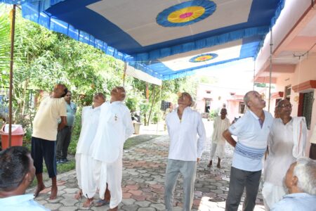 ''अन्तर्राष्ट्रीय वृद्धजन दिवसÓÓ के अवसर पर शतायु वृद्धजन को शाल, श्रीफल से किया जायेगा सम्मानित वृद्धजनों के लिए आयोजित होगा स्वास्थ्य शिविर सिवनी यशो:- वरिष्ठ नागरिकों के प्रति समाज व प्रशासन की भूमिका को अभिव्यक्त करने तथा वृद्धजनों के द्वारा दिये गये अमूल्य योगदान के प्रति कृतज्ञता ज्ञापित करने हेतु सामाजिक न्याय एवं दिव्यांगजन सशक्तिकरण सिवनी के तत्वाधान में 30 सितम्बर एवं 01 अक्टूबर 2024 को कलेक्टर सुश्री संस्कृति जैन एवं मुख्य कार्यपालन अधिकारी, जिला पंचायत सिवनी श्री नवजीवन पवार विजय के मार्गदर्शन में अंतर्राष्ट्रीय वृद्धजन दिवस के रूप में वृद्धाश्रम बारापत्थर सिवनी में दो दिवस कार्यक्रम आयोजित किया जा रहा है। प्रथम दिवस दिनांक 30 सितम्बर 2024 समय दोपहर 2.00 बजे से वृद्धाश्रम बारापत्थर सिवनी में वृद्धजनों के बीच खेलकूद प्रतियोगिता-बाल पास गेम, कुर्सी दौड़, जलेबी दौड, लूडो प्रतियोगिता आयोजित की गई। लूडो प्रतियोगिता में हरचंद साहू प्रथम, नंदकिशोर चंदेल द्वितीय स्थान प्राप्त किया इसी तारतम्य में जलेबी दौड पुरूष-60 से 80 आयु में राजमणि साहू प्रथम, हरचंद साहू द्वितीय, नंदकिशोर चंदेल तृतीय, जलेबी दौड पुरूष-80 वर्ष से ऊपर आयु में छिद्दी श्रीवास प्रथम, फुलचंद कटरे द्वितीय जलेबी दौड महिला वर्ग में सुरजो बाई प्रथम, गुमतिया बाई द्वितीय, रजनी यादव तृतीय, कुर्सी दौड महिला वर्ग में सुरजो बाई प्रथम, गुमतिया बाई द्वितीय, कृष्णा अग्रवाल तृतीय तथा पुरूष-60 से 80 आयु फिरोज अहमद प्रथम, हरचंद साहू द्वितीय, नंदकिशोर तृतीय, बॉलपास पुरूष वर्ग में हरचंद साहू प्रथम, धनीराम द्वितीय, फुलचंद कटरे तृतीय एवं महिला वर्ग में चॉदबी प्रथम, गुमतिया बाई द्वितीय तथा छुट्टनबाई डहेरिया में तृतीय स्थान प्राप्त किया। संदीप परते, प्रभारी उपसंचालक सामाजिक न्याय एवं दिव्यांगजन सशक्तिकरण विभाग सिवनी ने बताया कि द्वितीय दिवस दिनांक 01 अक्टूबर 2024 समय 12.00 बजे से सायं 3.00 तक स्वास्थ्य विभाग/आयुष विभाग द्वारा वृद्धजनों का स्वास्थ्य परीक्षण एवं दवाईयों का वितरण किया जावेगा। समय 3.00 बजे से शतायु (100 वर्ष पूर्ण करने वाले) वृद्धजन को शाल, श्रीफल एवं रूपये-1000/- नगद की राशि प्रदाय करते हुए उपस्थित समस्त वृद्धजनों का श्रीफल एवं गमछा से सम्मानित किया जावेगा।