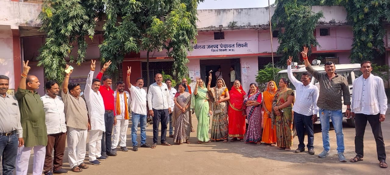दो वर्ष के पश्चात जनपद सिवनी की स्थायी समिति के चुनाव संपन्न सिवनी यशो:- राजनैतिक दबाव के चलते सिवनी जनपद में जनपद चुनाव के दो वर्ष बीत जाने के बाद जनपद की स्थायी समितियों के चुनाव सम्पन्न कराये गये, समितियों के निर्वाचन के संबंध में जिला कांग्रेस कार्यालय में जिला कांग्रेस अध्यक्ष राजकुमार खुराना द्वारा बैठक आयोजित की गई जिसमें ब्रजेशसिंह लल्लू बघेल, घनश्याम सनोडिया, जितेन्द्र सनोडिया, साजिद सरपंच, राजेश मानाठाकुर, सुमित मिश्रा द्वारा सिवनी जनपद सदस्यों से चर्चा कर आपसी सामंजस्य बनाकर समितियों का निर्वाचन सम्पन्न कराया गया। निर्वाचित समितियों के सभापति निम्नानुसार निर्वाचित हुये जिसमें देवीसिंह चन्द्रवंशी शिक्षा समिति, श्रीमति माया अनिल बघेल कृषि समिति, लोकेश ठाकुर महिला बाल विकास समिति, श्रीमती सुलोचना सूर्यवंशी वन समिति, इन्द्रकुमार जंघेला निर्माण समिति, विनोज बबलू ठाकुर। समिति के निर्वाचन में जनपद सदस्य भीष्मप्रतापसिंह अप्पू ठाकुर, जितेन्द्र सिंह बघेल, राजेश सोलंकी, जीयन कुंजाम का विशेष योगदान रहा।