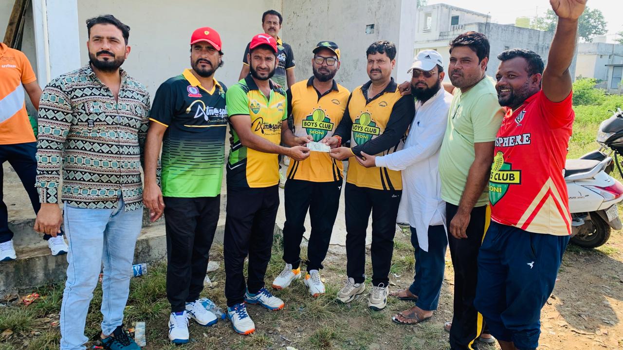 सेमीफाइनल में सिवनी बायस, कांटे के मुकाबले में मिली जीत सिवनी यशो:- एमपीएल टूर्नामेंट के दूसरे क्वार्टर फाइनल मैच में यलगार और बॉयस के मध्य खेला गया । आज हुए कांटे के मुकाबले में सिवनी बायस न जीत दर्ज की । आयोजन समिति के उपाध्यक्ष अरविंद राय ने बताया कि यलगार टीम के कप्तान ने गनूमाना ठाकुर ने टॉस जीतकर पहले गेंदबाजी करने का निर्णय लिया, जो सही साबित हुआ। यलगार की शानदार गेंदबाजी की आगे बॉयज क्लब के कोई भी बल्लेबाज नहीं टिक पाए और 9.2 ओवर पर 61रन बनाकर पूरी टीम ऑल आउट हो गई। बॉयस की और से शानू ने सर्वाधिक 18 रनों की पारी खेली, यलगार की ओर से ताहिर ने शानदार गेंदबाजी करती है दो ओवर में 6 रन लेकर तीन विकेट लिया । लक्ष्य का पीछा करने उतरी यलगार टीम के बल्लेबाज बॉयज की कसी हुई गेंदबाजी के कारण यलगार टीम यह मैच पांच रन से हार गई। यलगार की ओर से सर्वाधिक 22 रन मनीष बैन ने बनाये, बॉयस की ओर से इमरान लाला ने दो ओवर में 11 रन देकर दो विकेट प्राप्त किया । और आज के मैन ऑफ द मैच रहे। आज के मैच की निर्णायक आतिफ भाई और आरिफ भाई रहे मैच के मुख्य अतिथि प्रेस क्लब के अध्यक्ष अयोध्या विश्वकर्मा रहे । कल टूर्नामेंट का तीसरा क्वार्टर फाइनल एमजी और सर्वोदय के मध्य सुबह 7:15 बजे खेला जाएगा।