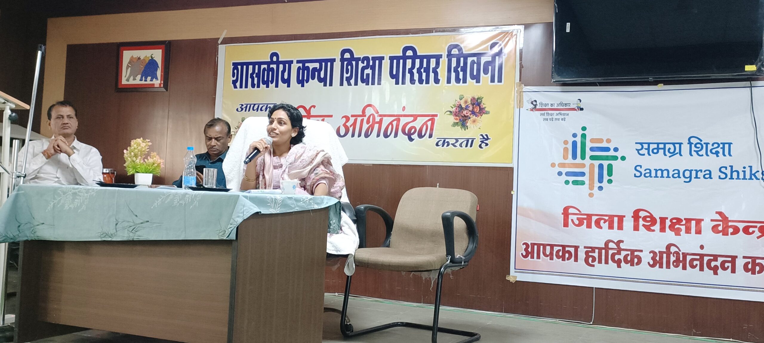 समग्र शिक्षा अभियान अंतर्गत संचालित गतिविधियों की कलेक्टर सुश्री जैन ने की समीक्षा शतप्रतिशत बच्चों को शाला में प्रवेश दिलाने ने दिये निर्देश सिवनी यशो:- शुक्रवार 25 अक्टूबर को कलेक्टर सुश्री संस्कृति जैन की अध्यक्षता में विकासखण्ड सिवनी, बरघाट, केवलारी एवं कुरई की समग्र शिक्षा अभियान अंतर्गत संचालित गतिविधियों की समीक्षा बैठक कन्या शिक्षा परिसर बोरदई में आयोजित की गई। बैठक में समग्र शिक्षा अभियान अंतर्गत वर्तमान में चल रही सभी गतिविधियों की बिंदुवार समीक्षा की जाकर आवश्यक निर्देश दिये गये। बैठक में निम्न एजेण्डा अनुसार समीक्षा की जाकर समग सीमा में कार्य करने हेतु निर्देशित किया गया कक्षा 01 का नामांकन, ट्राजीसन लॉस, कम दर्ज संख्या वाली शालाओं, यूडाइस, शिक्षकों का युक्तियुक्तकरण, हृ्रस् एन ए एस 2024 की तैयारी, स्वयं सिद्वी चेटबोट पर छात्रों की सहभागिता, ओलम्पियाड, एन एम एम एस हृरूरूस्, नवोदय प्रवेश परीक्षा,एफ एल एन स्नरुहृ एवं मैटरिंग की समीक्षा की गयी। कलेक्टर सुश्री जैन ने कक्षा 01 में शून्य नामांकन वाली शालाओं की समीक्षा कर निर्देशित किया कि सबंधित शाला के शिक्षक, जनशिक्षक अपनी बसाहट में घर-घर जाकर आयु अनुरूप कक्षा में बच्चों को दर्ज करेंगे एवं इस आशय का प्रमाण पुत्र 05 नवम्बर 2024 तक प्रस्तुत करेंगे, कि कोई भी बच्चा प्रवेश से वंचित नहीं है। वरिष्ठ अधिकारियों के निरीक्षण में लक्षित बच्चा शाला में प्रवेश से वंचित पाया जाता है तो संबंधितों पर एक पक्षीय अनुशासनात्त्मक कार्यवाही की जायेगी । बैठक में एफ एल एन स्नरुहृ, राष्ट्रीय उपलब्धि सर्वे एन ए एस (हृ्रस्) की तैयारी को सर्वोच्य प्राथमिकता दिये जाने हेतु निर्देशित किया गया। समस्त अवलोकनकर्ता एवं जनशिक्षा केन्द्र प्रभारियों को जनशिक्षा केन्द्र अधीनस्थ आने बाली समस्त शालाओं की नियमित मॉनिटरिंग करते हुए, अकादमिक सहयोग प्रदान करने हेतु निर्देशित किया गया। एक परिसर एक शाला में संचालित समस्त गतिविधियों के लिए संस्था प्रमुख पूर्ण रूप से जवाबदेह होगा। बैठक में सहायक संचालक, शिक्षा, जिला परियोजना समन्वयक, समस्त सहायक परियोजना समन्वयक, जनशिक्षा केन्द्र प्रभारी, बी.आर.सी.सी. बी.ए.सी एवं जनशिक्षकों की सहभागिता रही