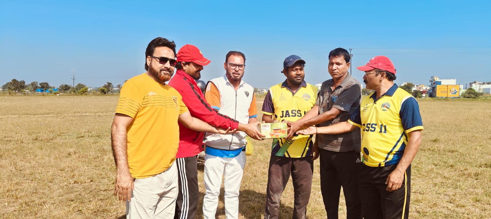 एमपीएल टूर्नामेंट, एक तरफ जीत से सेमीफाइनल में जेस 11 सिवनी यशो:- एमपीएल टूर्नामेंट के आज आखिरी क्वार्टर फाइनल मैच जेस 11 ने एक तरफा मैच जीतकर सेमीफाइनल की चौथी टीम बनी। आज का चौथा क्वार्टर फाइनल जैस 11 और एमसीसी के मध्य खेला गया । एमसीसी कप्तान साजिद सफारी ने टॉस जीत का पहले बल्लेबाजी करने का निर्णय लिया। गोपालगंज निर्धारित 10 ओवर मे 7 विकेट के नुकसान पर 72 बनाकर जेस 11 को 73 रनों का लक्ष्य दिया । गोपालगंज की ओर शानू ने सर्वाधिक 18 रन की पारी के खेली, जेस 11 की और से सुनील सिंह ने शानदार गेंदबाजी करते हुए दो ओवर में आठ रन देकर दो विकेट लिया ।लक्ष्य का पीछा करने उतरी जेस 11 में यह लक्ष्य 7.2 ओवर में तीन विकेट खोकर 73 बनाकर यह मैच जीत हासिल की। सेमीफाइनल की यह चौथी टीम बनी।प् जेस 11 की ओर से सुनील ने 24 गेंद पर 41 रनो की शानदार पारी खेली। गोपालगंज की ओर से सुनील भारती में दो ओवर में 20 रन लेकर दो विकेट प्राप्त किया सुनील सिंह ने ऑलराउंड प्रदर्शन कर मैच के मैन ऑफ द मैच रहे । जिन्हें नाइट राइडर के कप्तान राजा खान की ओर से पुरस्कार ,साथ में सुनील की शानदार पारी के लिए भीम मैया के द्वारा मेडल से सम्मानित किया गया । मैच के निर्णायक आरिफ भाई और नितिन कटरे रहे। कल जो सुबह पहला सेमीफाइनल 7:15 बजे से बॉयज और शाइनिंग स्टार के मध्य होगा और दूसरा सेमीफाइनल 9:15 एमसीजी और जेस 11 के मध्य खेला जाएगा*