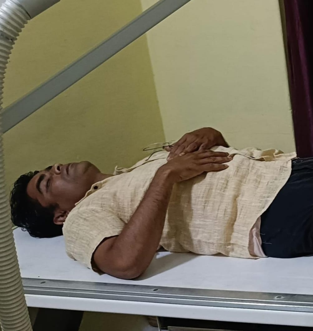 शहर की सड़कों में घूम रहे आवारा पशु से जख्मी हो रहे लोग सिवनी यशो:- नगर की सड़कों में घूम रहे आवारा पशु बैल, सांड की धमा चौकड़ी से राहगीर, नागरिक, वाहन चालक सभी परेशान है। इस मामले में नगर पालिका की हाँकागैंग पूरी तरह से निष्क्रिय नजर आ रही है। शनिवार को सुबह 6 बजे 70 वर्षीय महिला सरोज मिश्रा पति स्वर्गीय चंद्रशेखर मिश्रा निवासी भैरोगंज स्टेडियम के पीछे सिवनी जो फूल तोडऩे के लिए निकली थी। तभी वहां से गुजर रहे एक सांड ने वृद्ध महिला के ऊपर हमला बोल दिया। महिला के बाएं हाथ की कोहनी में सींग घुस जाने से महिला का हाथ लहूलुहान हो गया। व हड्डी में फैक्चर आ गया। परेशान परिजनों ने उपचार के लिए जिला अस्पताल सिवनी लेकर पहुंचे जहां उनका उपचार चल रहा है। घायल आशीष गुप्ता नागरिकों ने बताया कि शहर के सभी मार्गों में आवारा पशुओं की धमा चौकड़ी से आए दिन घटनाएं घट रही हैं वहीं एक राष्ट्रीय अखबार से जुड़े मीडिया कर्मी आशीष गुप्ता भी जब अपनी बाइक से जा रहे थे तभी ज्यारत नाका के समीप मवेशी की धमा चौकड़ी से उनके पैर की हड्डी में फैक्चर आ गया आसपास के लोगों ने उन्हें उठाकर तत्काल उपचार के लिए जिला अस्पताल लेकर पहुंचे। नागरिकों में आक्रोश – नागरिकों ने बताया कि नगर की सड़कों में पशुओं की धमा चौकड़ी के चलते आए दिन सड़क हादसे हो रहे हैं जिनकी चपेट में आकर लोग गंभीर रूप से घायल हो रहे हैं तथा कुछ की जान भी जा चुकी है। इसके साथ ही मवेशियों से बचने के लिए वाहन चालक रॉन्ग साइड से वाहन निकालने के लिए मजबूर होते हैं जिसके चलते वाहनों की टक्कर भी हो रही हैं। इस मामले में नगर पालिका प्रशासन द्वारा जरा भी ध्यान नहीं दिया जा रहा है। इसके साथ ही पशु मालिक द्वारा भी अपने मवेशियों को खुले में छोड़ दिए जाते हैं जिसके कारण सड़क में दुर्घटनाएं होना आम बात हो गई है। नागरिकों ने कलेक्टर संस्कृति जैन से मांग की है कि इस मामले में गंभीरता दिखाते हुए लापरवाह कर्मचारियों पर सख्ती से कार्रवाई करें तथा आवारा पशुओं को कांजी हाउस में बंद करने की कार्यवाही भी की जाए।