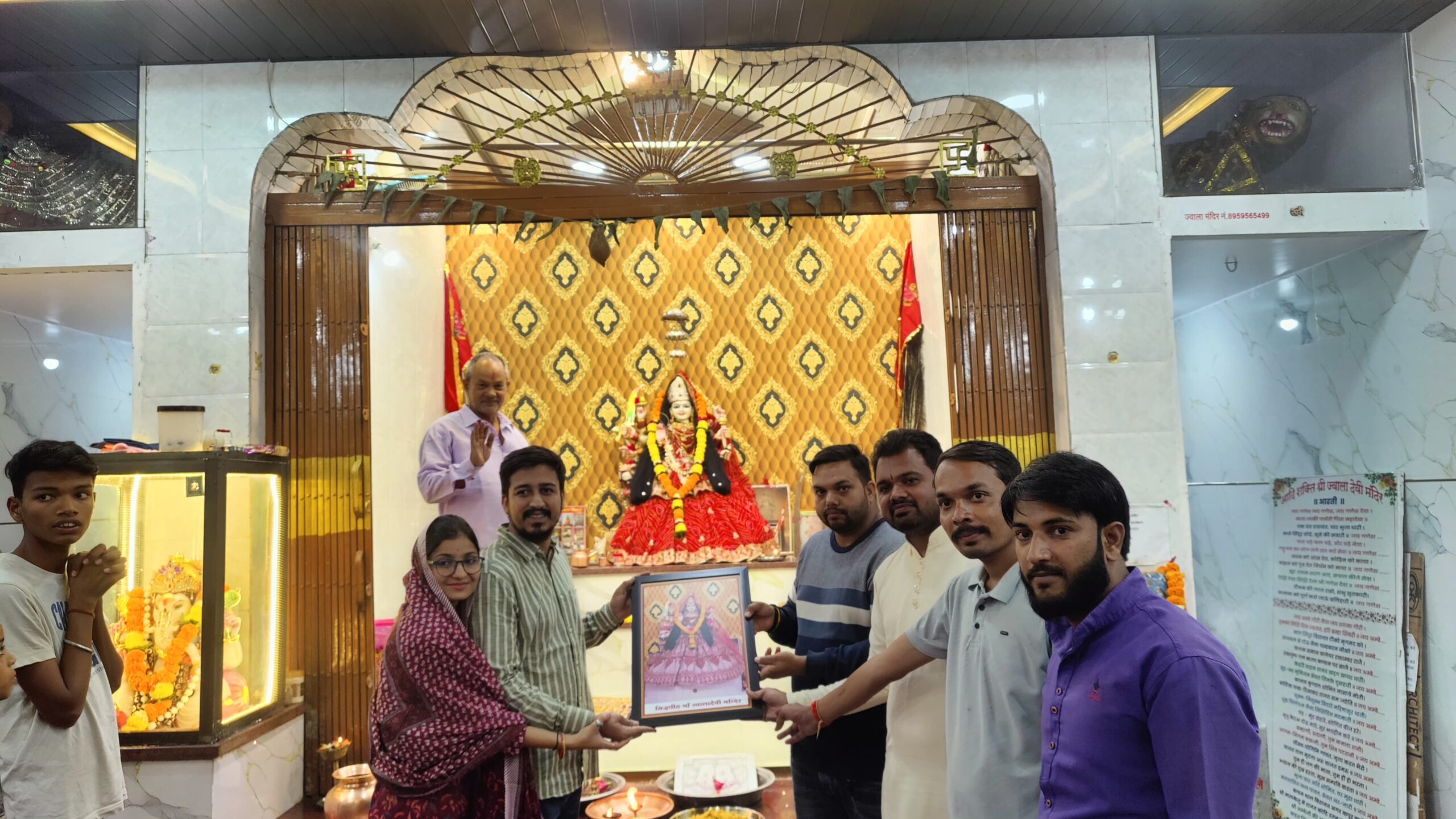 सिद्ध पीठ ज्वाला देवी मंदिर में 60 वें सप्ताह भक्तिभाव से सुंदरकांड एवं हनुमान चालीसा का पाठ संपन्न सिवनी यशो:- भक्ति और जागरूकता का सम्मिलित युवा और मातृशक्ति का कार्यक्रम सुंदरकांड एवं हनुमान चालीसा का पाठ के 60 वें सप्ताह भी सिवनी नगर के उप नगरीय क्षेत्र भैरोगंज परतापुर रोड में स्थित श्री मां आदिशक्ति ज्वाला देवी सिद्ध पीठ मंदिर संपन्न हुआ । युवाओं एवं मातृशक्ति द्वारा सास्वर भक्तिमय सुंदरकांड एवं हनुमान चालीसा का पाठ बड़ी श्रद्धा और आस्था के साथ किया गया । इस सप्ताह युवाओं एवं मातृशक्ति ने दीपावली पूर्व घरों की साफ सफाई के साथ मन की निर्मलता की आवश्यकता पर चर्चा की और कहा कि घरों की स्वच्छता के साथ अपने आस पास के परिवेश को स्वच्छ बनाने का प्रयास करें दीपवाली खुशियों का पर्व है खुशियाँ मन की प्रसन्नता से मिलती है जरूरतमंदों की सामर्थ अनुसार मदद करें । मातृ शक्ति एवं युवाओं ने कहा कि हम हमारे संपर्कित परिवारों को सुंदरकांड एवं हनुमान जी की आराधना के लिये अधिक से अधिक संख्या में प्रेरित करें । हमारा यह प्रयास भविष्य में सुंदर और सकारात्मक परिणाम देने में सहायक सिद्ध होगा । बच्चों एवं विद्यार्थियों को हनुमान जी की भक्ति से जोडऩा बहुत सार्थक परिणाम देने वाला सिद्ध होगा । हनुमान जी की भक्ति से मन संकल्पवान बनता है, विचारों में पवित्रता का भाव जा$$गृत होता है ।    युवाओं को भक्तिभाव एवं आध्यात्मिक चिंतन से जोडऩे का यह जागरण अभियान युवाओं एवं मातृशक्ति के बीच लोकप्रिय हो रहा है । कार्यक्रम की भव्यता और निरंतरता ने इसके प्रति आकर्षण पैदा कर दिया है जिले के साथ ही अन्य जिलों एवं अन्य प्रदेशों से भक्त बड़ी श्रद्धा के साथ कार्यक्रम में पहुँच रहे है ।      मंदिर समिति के शुभम राजपूत ने बताया कि माता रानी के दरबार में इस शनिवार को यश सराफ यजमान रहे, जिन्होंने मातरानी के दरबार में भोग अर्पित कर आशीर्वाद प्राप्त किया ।  ।    सिद्ध पीठ ज्वाला देवी मंदिर समिति द्वारा प्रति शनिवार होने वाले सुंदरकांड पाठ में मुख्य रूप से जो भी अपने नाम से पाठ कराना चाहता है, वह यजमान बनने के लिए मंदिर समिति से संपर्क कर सकता है। 