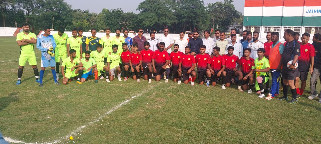 जिला स्तरीय चैम्पियन ट्राफी फुटबाल प्रतियोगिता इलेवन स्टार ने ज्यारत स्पोर्टस क्लब सिवनी को 3-1 से पराजित कर खिताब जीता सिवनी यशो:- जिला फुटबालसंघ सिवनी द्वारा स्टेडियम मैदान सिवनी पर आयोजित जिला स्तरीय चैम्पियन ट्राफी फुटबाल प्रतियोगिता के अंतर्गत आज खिताबी भिड़त इलेवन स्टार एवं ज्यारत स्पोर्टस क्लब के मध्य हुई प्रारभ में मुख्य अतिथि के रूप में पधारे दिनेश राय मुनमुन विधायक सिवनी के द्वारा दोनो टीमों के खिलाडिय़ों से परिचय प्राप्त कर टॉस कराया एवं किक मारकर फाईनल मैच शुरू कराया इस अवसर पर उनके साथ पी.जी.कालेज सिवनी की जनभागीदारी समिति के अध्यक्ष बाबा पाण्डे तथा एहफाज खान थे। खेला गया फाईनल मुकाबला बहुत रोमंचकारी रहा जिसमें सर्वप्रथम खेल के 15 मिनट के भीतर ही ज्यारत स्पोर्टिंग क्लक के मोहसीन खान ने 1 गोल मारकर बढ़त बना ली जिसे 10 मिनट पश्चात इलेवन स्टार क्लब के खिलाडी अशीष तिवारी ने गोल मारकर टीम को बराबरी में ला दिया। मैच के मध्यांतर के पश्चात इलेवन स्टार क्लब के खिलाडियों ने अपनी रणनीति बदली एवं एक के बाद एक 2 गोल वरूण चौहान ने मारकर 3-1 की बढ़त बना ली और यह परिणाम अंत तक यथावत रहा। इस प्रकार इलेवन स्टार क्लब ने 3-1 से खिताबी मुकाबला जीता। समापन अवसर पर इरफान खान उपाध्यक्ष जिला फुटबाल संघ, महेश सिंह सिसोदिया श्रीराम फाईनेंस लिमिटेड छिंदवाड़ा योगेश वैरागी ,प्रबंधक श्रीराम फाईनेंस लिमिटेड सिवनी द्वारा संयुक्त रूप से विजेता एवं उपविजेता खिलाडिय़ों को ट्राफी एवं व्यक्तिगत पुरूस्कार प्रदान किये गये। बेस्ट गोल कीपर का पुरूस्कार मोनू मानाठाकुर आजाद क्लब को,बेस्ट स्कोरर को पुरूस्कार इलेवन स्टार क्लब के खिलाडी वरूण चौहान, बेस्ट डिफेंडर का पुरूस्कार इनेवन स्टार के प्रहलाद सरयाम तथा बेस्ट प्लेयर का खिताब ज्यारत स्पोर्टिंग के जुनैद खान को राजा मिश्रा के द्वारा अपने पिता स्वार्गीय लक्ष्मण प्रसाद मिश्रा की स्मृति में प्रदान किया गया वही 10001.00 का नगद पुरूस्कार तवरेज पटैल द्वारा ज्यारत स्पोर्टिंग क्लब को प्रदान किया गया तथा 1000.00 की नगद राशि तवरेज पटैल द्वारा इलेवन स्टार क्लब को प्रदान की गई इसके साथ ही 1000.00 की राशि तवरेज पटैल द्वारा ज्यारत स्पोर्टिंग क्लब के गोल कीपर तबरेज अली को प्रदान की गई। निर्णायको को टे्रकसूट महेश सिंह सिसोदिया द्वारा प्रदान किये गये इसके अलावा कार्यकताओं को साल जिला फुटबाल संघ द्वारा वितरित किये गये। अंत में सभी सहयोगियों तथा पत्रकार बंधुओं ने फुटबाल खेल के समाचार को अपने स्थानीय समाचार पत्रों में स्थान देने का उनके प्रति आभार व्यक्त किया गया।