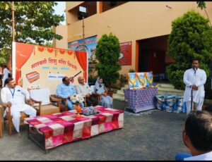 अभिभावक सम्मेलन संपन्नमुख्य अतिथि सुजीत गोदरे प्रांतीय उपाध्यक्ष वाल्मीकि समाज मध्य प्रदेश रहें। बड़ी संख्या में रही अभिभावकों की उपस्थिति अभिभावकों ने रखें अपने विचार, व्यक्त की शैक्षणिक कार्य से संतुष्टि सिवनी यशो:- सिवनी नगर की प्रतिष्ठित शैक्षणिक संस्था सरस्वती शिशु उच्चतर माध्यमिक विद्यालय में प्राथमिक कक्षाओं के अभिभावकों का सम्मेलन 26 अक्टूबर को आयोजित किया गया। सम्मेलन में सुजीत गोदरे, नितिन चौधरी, विनीत अग्रवाल , मनोज मर्दन त्रिवेदी, श्रीमती गोल्डी सोनी एवं प्राचार्य ओम प्रकाश यादव अतिथि के रूप में मंचासीन रहे। आयोजन का शुभारंभ मां सरस्वती, मां भारती के समक्ष पूजा अर्चन, दीप प्रज्वलन एवं सरस्वती वंदना से हुआ। मंचीय अतिथियों का स्वागत आचार्य परिवार द्वारा किया गया। आयोजन की प्रस्तावना पाली प्रभारी श्री प्रमोद सिंह सोलंकी ने देते हुए विद्यालय विकास में अभिभावकों के सहयोग को महत्वपूर्ण बताया। इसके उपरांत मुख्य अतिथि श्री सुजीत गोदरे ने भैया बहनों से सुंदर सपने देखते हुए उन्हें प्राप्त करने का प्रयत्न करने का आग्रह किया । विद्या भारती महाकोशल प्रांत के प्रादेशिक सहसचिव नितिन चौधरी ने शिशु मंदिर की अवधारणा, संपर्क योजना एवं छात्रों के विकास में अभिभावकों की भूमिका पर विस्तार से प्रकाश डाला । कोषाध्यक्ष मनोज मर्दन त्रिवेदी ने भी अपने विचार व्यक्त करते हुए बड़ी संख्या में उपस्थिति हुए अभिभावकों की उपस्थित पर प्रसन्नता व्यक्त की। जिला सचिव विनीत अग्रवाल ने अपने उद्बोधन में विद्यालय विकास में अभिभावको से सहयोग की अपेक्षा की । अभिभावक सम्मेलन में बड़ी संख्या में उपस्थित अभिभावक बंधु-भगिनियों ने भी अपने विचार रखते हुए संस्कार युक्त, गुणवत्तापूर्ण, अच्छी शिक्षा देने के लिए विद्यालय के प्रति आभार व्यक्त किया। उपस्थित अभिभावकों में मुख्य रूप से विनोद कृष्ण मिश्रा, श्रीमती मीना बघेल, अरविंद मिश्रा,अविनाश अवधिया, श्रीमती श्वेता निम्जे, सुश्री छवि डेहरिया, श्रीमती वंदना सोनकेसरिया, कटरे दीदी एवं पारधी दीदी ने अपने विचार व्यक्त किये । अतिथि परिचय श्रीमती विभा परमार एवं कार्यक्रम का संचालन शिवांशु गठोरिया ने किया । अभिभावक सम्मेलन के उपरांत विद्यालय में विराजित मां भारती के समक्ष महा आरती का आयोजन किया गया । जिसमें विद्यालय के भैया बहिनों एवं समस्त अभिभावक बंधु भगिनी सहभागी हुए । मां भारती की आरती के उपरांत दीपोत्सव का आयोजन भी किया गया । 