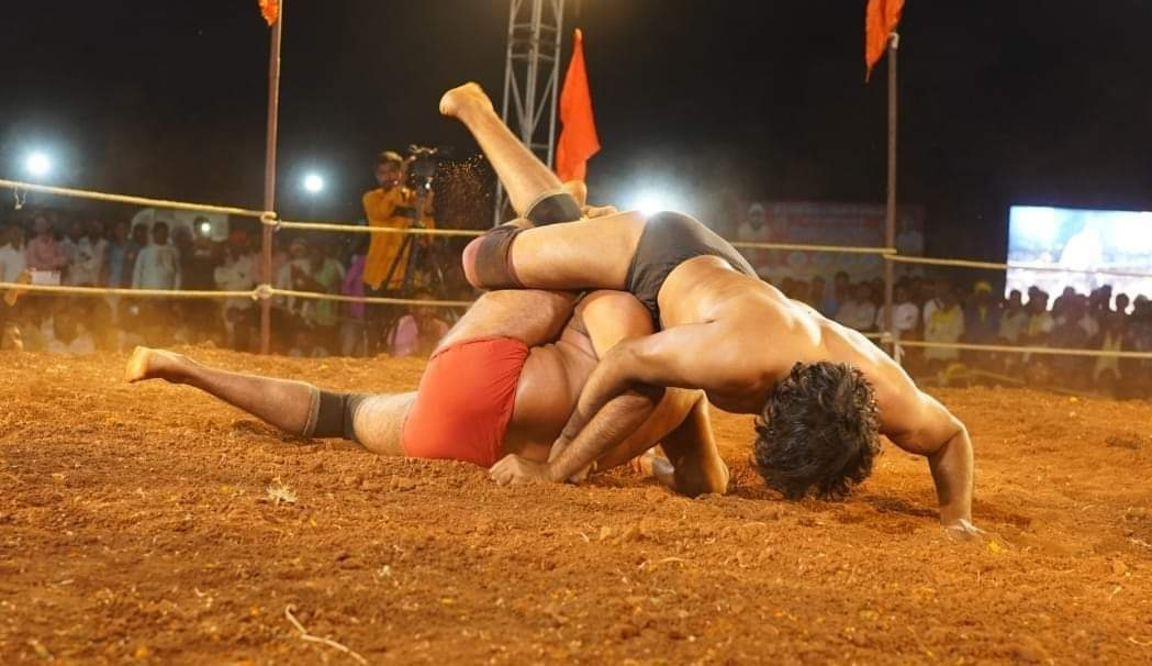 देश भर के पहलवान दिखाएंगे अपना जलवा मठ मंदिर मैदान में होगा विशाल इनामी दंगल सिवनी यशो:- हर वर्ष की तरह भी इस वर्ष भी जिला मुख्यालय स्थित नगर के मठ मंदिर मैदान में श्री बजरंग अखाड़ा बुधवारी बाजार सिवनी समिति के तत्वाधान में विशाल इनामी दंगल का आयोजन किया गया है। उक्ताशय की जानकारी देते हुए आयोजन दंगल समिति के अध्यक्ष आशीष नगपुरे ने बताया कि 25 अक्टूबर दिन शुक्रवार दोपहर 12 बजे से मठ मंदिर के मैदान में होगा। जिसमें मुख्य अतिथि सिवनी विधायक दिनेश राय मुनमुन होंगे। वहीं मीडिया सहयोगी के रूप में दैनिक सिवनी तक के संपादक संदीप विश्वकर्मा होंगे। विशाल इनामी दंगल विजेता होने वालों के लिए प्रथम,द्वितीय, तृतीय एवं चतुर्थ इनाम रखा गया है जिसमें प्रथम विजेता पहलवान को 51 हजार, द्वितीय विजेता पहलवान को 31 हजार, तृतीय विजेता पहलवान को 21 हजार रूपए एवं चतुर्थ विजेता पहलवान को 11 हजार रुपए की राशि रखी गयी है एवं अन्य सांत्वना पुरस्कार पहलवानों को दिए जाएंगे जिसमें आसपास के सभी जिलों एवं राज्यों के मशहूर पहलवानो को आमंत्रित किया गया हैं। समिति द्वारा विशेष रूप से व्यवस्था प्रदान की गई है सभी पहलवान सुबह 10 बजे उपस्थित होकर अपना वजन करवाएंगे एवं वजन के हिसाब से ही अलग-अलग वर्गों में कुश्ती होगी जिसमे सभी पहलवान अपना जलवा दिखाएंगे सभी सादर आमंत्रित पहलवान अपना नाम मधु मासाब- 9584026622, श्याम पहलवान-9399741323, सचिन पहलवान 9630869222 से संपर्क कर सकते हैं।