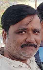 छिन्दवाड़ा कलेक्ट्रेट परिसर में मिली प्रेस फोटोग्राफर की लाश, स्ढ्ढञ्ज करेगी जांच छिंदवाड़ा यशो:- कलेक्टरेट परिसर में आज सुबह प्रेस फोटोग्राफर राजकुमार सोनी उर्फ लल्ली की लाश मिलने से सनसनी फैल गई । लाश कलेक्ट्रेट परिसर के अंदर एक जीप से बंधी हुई पाई गई । लाश के आसपास कुछ पत्थर भी मिले हैं । प्रथम दृष्टया मामला हत्या का नजर आ रहा है पुलिस मौके पर पहुंची और मृतक के शव को पोस्ट मार्टम के बाद परिजनों को सौंप दिया है पुलिस ने मर्ग कायम कर लिया है पत्रकारों में शोक का माहौल है सीसीटीवी फुटेज मिलने पर हो सकता हैं खुलासा, हत्या की आशंका के चलते पुलिस अधीक्षक मनीष खत्री ने मामले की गंभीरता को देखते हुए एस आई टी का गठन कर दिया है अब मामले की जांच 7 सदस्यों का विशेष जांच दल करेगा। पुलिस अधीक्षक ने बनाई जांच कमेटी पुलिस अधीक्षक मनीष खत्री ने प्रेस फोटा ग्राफर की संदिग्ध मौत को लेकर जांच समिति बनाई है। जिसमें अजय राणा नगर पुलिस अधीक्षक, उमेश गोल्हत्री थाना प्रभारी कोतवाली, विनोद दाहिया उपनिरिक्षक, अमित यादव सहायक उपनिरिक्षक, आरक्षक अमीरचन्द रघुवंशी हसमुख, आदित्य रघुवंशी की टीम जांच करेगी।