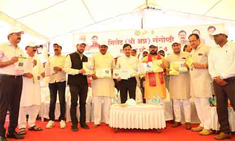 बी.पी., शुगर एवं मोटापे की बीमारी के लिए रामबाण है मिलेट्स जिले में मिलेट्स संगोष्ठी एवं जागरूकता रोड शो 2024 का हुआ आयोजन छिन्दवाड़ा यशो:- राज्य मिलेट मिशन योजना के अंतर्गत छिन्दवाड़ा जिला मुख्यालय में मिलेट्स (श्रीअन्न) संगोष्ठी एवं जागरूकता रोड शो 2024 का आयोजन किया गया। इस कार्यक्रम का मुख्य उद्देश्य मिलेट्स फसलों जैसे कोदो, कुटकी, सवां, ज्वार, बाजरा और रागी के उत्पादन, क्षेत्राच्छादन और उत्पादकता को बढ़ावा देना था। इसके साथ ही मिलेट्स की उन्नत उत्पादन तकनीकों के प्रचार-प्रसार और उनके ब्रांड मूल्य को स्थापित करने पर भी जोर दिया गया। इस अवसर पर प्रसंस्करण, मूल्य संवर्धन और विपणन गतिविधियों को गति देने के साथ-साथ किसानों, युवाओं, उद्यमियों, एफपीओ (किसान उत्पादक संगठन) और उपभोक्ताओं को मिलेट्स से जोडऩे की दिशा में भी प्रयास किए गए। उप संचालक कृषि जितेन्द्र कुमार सिंह द्वारा कार्यक्रम की रूपरेखा से अवगत कराया गया। मिलेट्स (श्रीअन्न) स्वास्थ्य के लिए वरदान: सांसद सांसद विवेक बंटी साहू ने मुख्य अतिथि के रूप में कार्यक्रम का उद्घाटन किया और मिलेट्स को स्वास्थ्य के लिए वरदान बताया। उन्होंने कहा कि मिलेट्स को अपने दैनिक भोजन में शामिल कर बी.पी., शुगर और मोटापे जैसी बीमारियों से बचा जा सकता है। मिलेट्स को दैनिक भोजन में शामिल करने की अपील: कलेक्टर कलेक्टर शीलेन्द्र सिंह ने जनसमुदाय को संबोधित करते हुए मिलेट्स अपनाने के लिए प्रेरित किया। उन्होंने किसानों को श्रीअन्न फसलों के उत्पादन के नए आयामों को अपनाने और उन्हें संरक्षित करने की बात कही। साथ ही, जिले में आदिवासी आंचलों में इन फसलों की खास पहचान को प्रोत्साहित किया। कृषि वैज्ञानिकों की राय: बी.पी., शुगर और मोटापे के लिए रामबाण है मिलेट्स- कार्यक्रम के दौरान कृषि वैज्ञानिकों ने मिलेट्स की उन्नत उत्पादन तकनीक और उनके स्वास्थ्य लाभों के बारे में जानकारी दी। उन्होंने बताया कि मिलेट्स फसलों को दैनिक आहार में शामिल करने से गंभीर बीमारियों से बचाव किया जा सकता है। इसके साथ ही उन्होंने मिलेट्स के प्रसंस्करण, मिलेट्स जागरूकता रथ का शुभारंभ- छिंदवाड़ा सांसद श्री साहू और कलेक्टर श्री सिंह ने मिलेट्स जागरूकता रथों को हरी झंडी दिखाकर रोड शो के लिए रवाना किया। चार जागरूकता रथों ने कलेक्ट्रेट परिसर से शुरू होकर सत्कार चौराहा, इंदिरा तिराहा और फव्वारा चौक होते हुए वापसी की। यह रथ आगामी तीन दिनों तक तहसील और अनुविभाग स्तर पर मिलेट्स के प्रचार-प्रसार के लिए काम करेंगे। कार्यक्रम में उपस्थित प्रमुख व्यक्ति- इस आयोजन में सांसद विवेक बंटी साहू के साथ किसान मोर्चा जिलाध्यक्ष संजय पटेल, संतोष पटेल, भारतीय किसान संघ प्रांत मंत्री मेरसिंह चौधरी, जिलाध्यक्ष रामराव लाडे, अजय सक्सेना और अन्य जनप्रतिनिधि शामिल हुए।कलेक्टर शीलेन्द्र सिंह, मुख्य कार्यपालन अधिकारी जिला पंचायत अग्रिम कुमार, उप संचालक कृषि जितेन्द्र कुमार सिंह, उप संचालक पशुपालन विभाग एच.जी.एस. पक्षवार, उद्यानिकी विभाग के उप संचालक एम.एल. उईके, महाप्रबंधक जिला सहकारी बैंक, और अन्य प्रशासनिक अधिकारी भी कार्यक्रम में उपस्थित थे। इसके अलावा, कृषि संकाय के छात्र-छात्राएं, विभिन्न विद्यालयों के विद्यार्थी, कृषि वैज्ञानिक, एफपीओ सदस्य और जिले के नागरिकों ने भी इस आयोजन में भाग लिया।