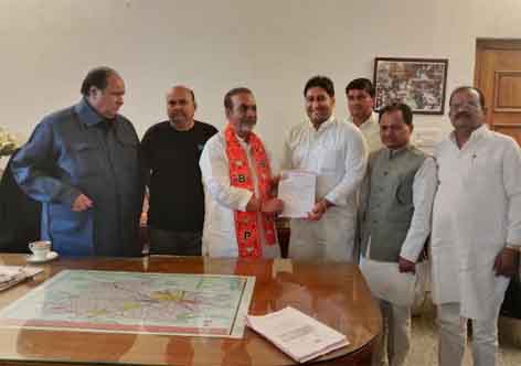 समय के अनुसार बदलती है परिस्थितियां दीपक सक्सेना एवं पुत्र अजय सक्सेना ने भाजपा के सक्रिय सदस्य बने गोविन्द चौरसिया फोटो 1 छिंदवाड़ा यशो:- परिवर्तन प्रकृति का नियम है, समयानुसार सब बदलता है एक समय ऐसा था कि कमलनाथ भी भाजपा में शामिल होने वाले थे किन्तु बात नहीं बनी किन्तु कांग्रेस के सभी नेताओं को मालूम था कि केन्द्र एवं प्रदेश में भाजपा की सरकार है और फिलहाल कांग्रेस का कोई भविष्य नहीं है यह कमलनाथ को भी मालूम था और कांग्रेस हाईकमान ने इन्हें संगठन से भी हटा दिया जिससे यह तय हो गया कि वे विकास नहीं करवा पायेगे, कमलनाथ ्र नकुल नाथ भाजपा में आना चाहते थे किन्तु बात नहीं बनी और वे कांग्रेस में ही रह गये। उनके सिफासलाहरों को मालूम था आज नहीं तो कल कमलनाथ या नकुलनाथ भाजपा में शामिल होंगे, जिसमें सबसे महत्वपूर्ण थे दीपक सक्सेना, दीपक सक्सेना को कमलनाथ का हनुमान कहा जाता था, वे कांग्रेस में हमेशा नंबर वन में ही रहते थे। किन्तु पुत्र मोह में कमलनाथ ने अपने पुत्र को लोकसभा की टिकट दिलवाई, इससे निश्चित ही उनके समर्थकों में निराशा आई और यह बात फैल गई कि कब तक कमलनाथ कि गुलामी सहेंगे। दीपक सक्सेना के पुत्र अजय सक्सेना की नकुलनाथ से पट नहीं रही थी, नकुलनाथ को उम्र के अनुसार कांगे्रसियों से दोस्ताना संबंध बनाने थे किन्तु वे अपने पिता की राह पर चले और युवाओं में आपस में पटी नहीं, दीपक सक्सेना का राजनीति में अपना एक --- है पूरे जिले में उनके समर्थक है और कांग्रेस से भाजपा में आये विवेक साहू उनके ही समर्थक है, बदलती परिस्थितियों को देखकर दीपक सक्सेना अपने समर्थकों के साथ हजारों की संख्या में भाजपा में शामिल होंगे। मुख्यमंत्री मोहन यादव एवं कैलाश विजय वर्गीय ने उन्हे महत्व दिया और जिले की स्थिति बदल गई। जनता सिर्फ विकास पर ही विश्वास करती है, लोकसभा चुनाव के पहले कमलनाथ ने पं. प्रदीप मिश्रा और बागेश्वर धाम के धीरेन्द्र शास्त्री की कथा करवाई। इसके साथ-साथ उन्हो 4.25 करोड रामनाम भी लिखाये और कुछ काम नहीं आया। दीपक सक्सेना भाजपा में शामिल हो गये भाजपा उन्हे एवं उनके पुत्र को महत्व दे रही है। भविष्य में भाजपा को कोई पद देना होगा तो दीपक एवं अजय सक्सेना का नाम सबसे ऊंचा है। दीपक सक्सेना जो भाजपा नेताओं से एक समय नफरत करते थे भाजपा में शामिल हो गये और उन्हें जिला भाजपा के अध्यक्ष शेषराव यादव ने उन्हें भाजपा की सक्रिय सदस्यता दिलवाई। बाक्स भाजपा जिलाध्यक्ष शेषराव यादव ने पूर्व मंत्री को दिलाई सक्रिय सदस्यता भाजपा जिलाध्यक्ष शेषराव यादव द्वारा सक्रिय सदस्यता अभियान 2024 के अंतर्गत भाजपा छिंदवाड़ा ग्रामीण मंडल में सदस्यता अभियान चलाकर 100 प्राथमिक सदस्य बनाने बालों को सक्रिय सदस्यता दिलाई गई। भाजपा जिलाध्यक्ष शेषराव यादव द्वारा पूर्व मंत्री दीपक सक्सेना, पूर्व मंडी अध्यक्ष नंदकिशोर सूर्यवंशी, युवा नेता अजय सक्सेना सहित बड़ी संख्या में भाजपा कार्यकर्ताओं के फार्म भरकर सभी को सक्रिय सदस्यता दिलाई गई। पूर्व मंत्री दीपक सक्सेना के साथ सक्रिय सदस्यता प्राप्त करने वालों में उप सरपंच दिव्यकांत यादव, अधिवक्ता मुकेश विश्वकर्मा, अनिल सूर्यवंशी, बंशी डेहरिया, भूरा सोनी, गंगा सूर्यवंशी, निजाम खान, राजदीप ठाकुर, मोहित यादव, राकेश सोनी सहित बड़ी संख्या में कार्यकर्ताओं ने सक्रिय सदस्यता प्राप्त की।इस अवसर पर भाजपा जिलाध्यक्ष शेषराव यादव के साथ जिला महामंत्री टीकाराम चंद्रवंशी, वरिष्ठ भाजपा नेता विजय पांडे, भाजपा किसान मोर्चा जिलाध्यक्ष संजय पटेल, मंडल अध्यक्ष संत कुमार यदुवंशी, संतोष पटेल उपस्थित रहे।