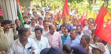 जरूरतमंदों के साथ बांटी दीपावली की खुशियां अरिहंत एकेडमी के विद्यार्थियों ने झुग्गी बस्तियों में बांटी सामग्री छिंदवाड़ा यशो:- दीपावली महापर्व भारत का सबसे बड़ा पर्व है, जिसे हर वर्ग खुशियों कै साथ मनाता है, कोई नये नये कपड़े खरीदता है तो कोई आभूषण, तो कोई मोटर गाड़ी, लेकिन आज भी समाज का एक वर्ग ऐसा है जो अर्थ के अभाव में इनसे वंचित रह जाता है और बड़े बड़े होर्डिंग, पोस्टर एवं विज्ञापन को देखकर ही खुश हो जाता है और अपनी बस्ती में अपनों के बीच मिट्टी में गुड्डा - गुडिय़ों के साथ खेल कर ही दीपोत्सव की खुशियां मनाता है। शनिवार के शुभ दिन ऐसे वर्ग को खोजते हुए आवश्यक सामग्री लेकर स्कूल बस में अरिहंत इंटरनेशनल एकेडमी के विद्यार्थी अपने डायरेक्टर समाज सेवी दीपक राज जैन के साथ सिवनी रोड स्थित झुग्गी बस्ती में पहुंचे जहां स्कूल बस देखते ही सैकड़ों की संख्या में बच्चे, महिलाएं, बुजुर्ग एवं पुरुष वर्ग एकत्रित हो गए।जिनके लिए एआईए ने दीपावली सभा का आयोजन किया जिन्हें दीपक राज जैन ने दीपावली महापर्व का महत्व बताया, सभा के पश्चात श्री जैन के साथ गुरुजनों एवं विद्यार्थियों ने अपने हाथों से सभी को मिष्ठान, पूजन सामग्री, कपड़े, खिलौने सहित एक कीट में चांवल, शक्कर, तेल, बिस्किट, चाय पत्ती, सोनपपड़ी का पैकेट भेंट किया और दीपावली की शुभकामनाएं दी। उपहार पाकर सभी के चेहरों पर खुशी की लहर दौड़ पड़ी और सभी ने विद्यार्थियों को दिल खोल कर आशीर्वाद दिया।इस दौरान एआईए के विद्यार्थियों ने नन्हे मुन्ने बच्चों को खिलौने, मिठाई, दीपक सहित विशेष उपहार देकर उनके साथ खुशियां बांटी और दीपावली महापर्व एवं भगवान महावीर निर्वाण महोत्सव की शुभकामनाएं दी।