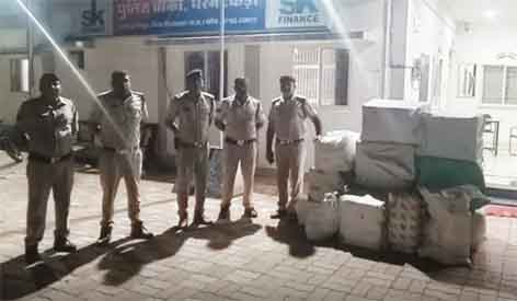 14 कार्टून/बोरियों में भरा अवैध फटाखा जप्त पुलिस ने की विस्फोटक अधिनियम पर बडी कार्यवाही, आरोपी आगामी त्यौहार में अवैध फटाखा भंडारण व विक्रय कर अवैध लाभ अर्जित करना चाहता था फोटो 2 छिन्दवाड़ा यशो:- पुलिस अधीक्षक मनीष खत्री के निर्देशन में आगामी त्यौहारों को दृष्टिगत रखते हुये क्षेत्र में अवैध रूप से फटाखे (विस्फो टक) के निर्माण एवं भंडारण पर कार्यवाही हेतु निर्देशित किया गया है, दिये गये निर्देशन में नगर पुलिस अधीक्षक छिंदवाडा अजय राणा के कुशल मार्गदर्शन में थाना प्रभारी कुंडीपुरा मनोज बघेल द्वारा, चौकी प्रभारी धरमटेकडी महेन्द्र शाक्य व अन्य पुलिस स्टॉफ टीम गठित कर मुखबिर सूचना पर तत्काल कार्यवाही करते हुये दिनांक 22/10/2024 के रात्रि 21 बजे छिंदवाडा नरसिंहपुर रोड वैष्णवी टेंट हाउस के पास विश्वनाथ उर्फ गोलू साहू के घर के अंदर अवैध रूप से विस्फोटक पदार्थ, चिल्लर फटाखे के कार्टून रखे होने की सूचना मिलने पर विश्वनाथ उर्फ गोलू पिता गेंदलाल साहू उम्र 30 साल निवासी हरसिध्दी? नरसिंहपुर रोड छिंदवाडा के घर के अंदर छोटे एवं बडे कार्टून व बोरी में अवैध रूप से रखे विस्फोटक चिल्लर फटाखे कुल नग 14 (कार्टून, बोरी) अनियमित अवैध रूप से असुरक्षित तरीके से आम जनजीवन को खतरा उत्प्न्न करने की स्थिति में खतरनाक, अव्य?वस्थित रूप से बिना सुरक्षा के इंतजाम किये हुये रखना पाये गये, जिन्हे विधिवत जप्त कर सुरक्षित स्थान पर रखवाया गया, आरोपी विश्वेनाथ उर्फ गोलू साहू उम्र 30 साल निवासी हरसिध्दी) नरसिंहपुर रोड छिंदवाडा के विरूद्ध धारा 287, 288 क्चहृस्, विष्फो्टक अधिनियम 1884 की धारा 5, 9 (ख) के अंतर्गत अपराध पंजीबद्ध कर विवेचना में लिया गया । जप्त संपत्ति- अवैध फटाखे – रस्सी बम (फटाखा) 750 नग, लक्ष्मी् बम (फटाखा) 1500 नग, चकरी (फटाखा) 600 नग, अनारदाना (फटाखा) 320 नग, कलर माचिस 1000 नग, टिकली (फटाखा) 500 नग, रॉकेट (फटाखा) 200 नग, फुलझडी (फटाखा) 1000 नग, लडी (फटाखा) 100 नग, उपर जाकर फूटने वाले (फटाखा) 100 नग कुल कीमती करीबन 60,000 रूपये, इस प्रकार उपरोक्तल सभी फटाखों को 14 कार्टून/बोरीयों में भरकर अवैध तरीके से रखे पाये जाने पर जप्त किया गया।