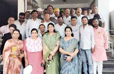 कांग्रेस के मोर्चा संगठन होंगे पहले से अधिक सशक्त: मैद फोटो 2 अमरवाड़ा यशो:- मप्र के पूर्व मुख्यमंत्री कमलनाथ व जिले के पूर्व सांसद नकुलनाथ के निर्देशानुसार कांग्रेस के मोर्चा संगठनों को सक्रिय करने के साथ ही सशक्त बनाने की दिशा में सक्रियता से कार्य किये जा रहे। वरिष्ठ जनप्रतिनिधियों के मार्गदर्शन व दिशा निर्देश पर लगातार बैठकों का दौर जारी है। आयोजित बैठकों में संगठन को जमीनी स्तर पर मजबूत करने के साथ ही आगामी दिवसों में होने वाले आयोजनों की तैयारियों पर चर्चा भी की जा रही है। ब्लॉक कांग्रेस कमेटी अमरवाड़ा के कार्यालय में आज अमरवाड़ा विधानसभा क्षेत्र,कांग्रेस के चारों मोर्चा संगठन महिला कांग्रेस, युवक कांग्रेस, कांग्रेस सेवादल व एनएसयूआई की आवश्यक बैठक सम्पन्न हुई। ब्लॉक कांग्रेस कमेटी अमरवाड़ा के तत्वावधान में आयोजित बैठक में विभिन्न संगठनात्मक विषयों व पूर्व सीएम कमलनाथ के जन्मदिवस की तैयारियों को लेकर गहन चर्चा की गई। मोर्चा संगठन के जिलाध्यक्षों के सुझाव सुनने के साथ ही आगामी दिवसों में भाजपा सरकार की जनविरोधी, युवा विरोधी, किसान विरोधी व महिला विरोधी नीतियों के खिलाफ आंदोलन व धरना प्रदर्शन को लेकर रणनीति तैयार की गई साथ ही सभी मोर्चा संगठन के जिलाध्यक्षों को पृथक-पृथक जिम्मेदारी सौंपी गई। आयोजित बैठक को सम्बोधित करते हुये चारों मोर्चा संगठन के प्रभारी आनंद बक्षी ने संगठन की मजबूती पर जोर देते हुये मोर्चा संगठन के जिलाध्यक्षों से कहा कि वे संगठन के विस्तार पर भी ध्यान केन्द्रित करें। कांग्रेस की रीति-नीति से आम लोगों को अवगत करायें साथ ही कांग्रेस की सरकार व वर्तमान की भाजपा सरकार के अंतर भी बतायें। वर्तमान की भाजपा सरकार में बढ़ती महंगाई व बेरोजगारी की स्तर भी जनता तक पहुंचाने की बात कही।अमरवाड़ा प्रभारी अजय मैद ने आयोजित बैठक को सम्बोधित करते हुये क्षेत्रीय अध्यक्ष व ब्लॉक कार्यवाहक अध्यक्षों की नियुक्ति हेतु नाम आमंत्रित किये।