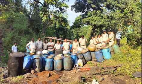 65 लीटर हांथ भट्टी कच्ची शराब बरामद छिंदवाड़ा यशो:- आबकारी विभाग द्वारा अवैध मदिरा के विनिर्माण, संग्रह, परिवहन के विरुद्ध चलाए जा रहे विशेष अभियान के तहत जि़ला आबकारी अधिकारी अजीत इक्का जी के मार्गदर्शन में संयुक्त दबिश का आयोजन वृत सौसर एवम चौरई अंतर्गत किया गया ! दबिश के दौरान ग्राम छाबड़ी में नाले के किनारे ग्राम रैयत वाड़ी में जंगल तथा नाले के किनारे, ग्राम मझिया पार मैं में भी नाले एवम जंगल किनारे किनारे, तथा ग्राम खमरा में नाले के किनारे सघन जांच अभियान चलाकर प्लास्टिक के ड्रमों में एवं पन्नियों के साथ ही कुप्पियों में भरकर रखे गए लगभग 5500/- किलो ग्राम महुआ लाहन को बरामद किया गया। ( तथा सेम्पल लेकर शेष महुआ लाहन को विधिवत मोके पर नष्ट किया गया । ) साथ ही एक चढ़ी भट्टी सहित 65 लीटर हांथ भट्टी कच्ची शराब बरामद की गई। इस प्रकार उक्त संपूर्ण कार्यवाही में 05 प्रकरण विधिवत पंजीबद्ध कर विवेचना में लिए गए ।। इस कार्यवाही में वृत प्रभारी सहायक जिला आबकारी अधिकारी जी.,एल.मरावी , सहायक जिला आबकारी अधिकारी के.सी. चौहान, सहायक जिला आबकारी अधिकारी कुमारी भारती गौंड एवम आबकारी उप निरीक्षक जीत सिंह ,एवम नरेंद्र कुमार नागेश तथा आबकारी स्टाफ का इस कार्यवाही में पूर्ण सहयोग रहा है