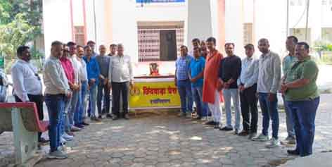 प्रेस एसोसिएशन के सदस्यों ने स्व. राजकुमार सोनी और लल्ली को श्रद्धांजलि अर्पित छिन्दवाड़ा यशो:- छिंदवाड़ा प्रेस एसोसिएशन के सदस्य और वरिष्ठ फोटो जर्नलिस्ट राजकुमार सोनी लल्ली का असमय निधन से पत्रकार जगत समेत छिंदवाड़ा जिले में शोक की लहर है इसी के चलते कलेक्टर कार्यालय परिसर में छिंदवाड़ा प्रेस एसोसिएशन के सदस्यों ने स्वर्गीय राजकुमार सोनी और लल्ली को श्रद्धांजलि अर्पित कर मृत आत्मा की शांति हेतु भगवान से प्रार्थना कर परिजनों को दु:ख सहन करने की क्षमता देने की प्रार्थना की।