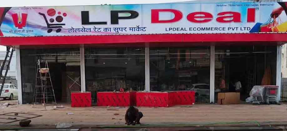 दीपावली पर खाद्य सुरक्षा... एल.पी. डील में मिली एक्सपायर सामग्री हुई जप्त जिले में संयुक्त टीमों की छापामार कार्यवाही, मिलावटखोरी पर की गई कार्रवाई फोटो 2 छिन्दवाड़ा यशो:- कलेक्टर शीलेन्द्र सिंह के निर्देशानुसार आगामी दीपावली त्यौहार को ध्यान में रखते हुए जिले में खाद्य सुरक्षा सुनिश्चित करने के उद्देश्य से राजस्व विभाग, नापतोल विभाग, खाद्य सुरक्षा विभाग, आपूर्ति विभाग एवं पुलिस विभाग की तीन संयुक्त टीमों द्वारा आज 26 अक्टूबर 2024 को सम्पूर्ण जिले में छापामार कार्यवाही की गई। इसका मुख्य उद्देश्य त्यौहार के दौरान मिलावट से मुक्त खाद्य पदार्थों की उपलब्धता और उचित नापतौल को सुनिश्चित करना था। इस कार्यवाही के अंतर्गत छिंदवाड़ा शहर में डिप्टी कलेक्टर रमेश मेहरा, तहसीलदार धर्मेंद्र चौकसे, तहसीलदार सच्चिदानंद त्रिपाठी, खाद्य सुरक्षा अधिकारी श्रीगोपेश मिश्रा, नापतौल निरीक्षक शैलेन्द्र सिंह और आपूर्ति अधिकारी राघवेंद्र सिंह लीलहोरे सहित टीम ने वैशाली राजपुरोहित मिष्ठान भंडार कारखाना, गरबा स्वीट्स कारखाना, राधाकिशन टोबैको एवं एल.पी. डील पर छापामार निरीक्षण किया। इन कारखानों में रखे अपशिष्ट खाद्य पदार्थों को नष्ट किया गया और नरसिंहपुर रोड स्थित एल.पी. डील में मिले एक्सपायर मुरमुरे को जप्त कर खाद्य सुरक्षा अधिनियम के अंतर्गत आवश्यक कार्यवाही की गई। इसी प्रकार नापतौल निरीक्षक द्वारा इन प्रतिष्ठानों में रखे पैकेटों पर विधिक माप विज्ञान अधिनियम 2009 के अंतर्गत कम नापतौल पाए जाने पर भी विधिक कार्यवाही की गई। इसी प्रकार एक अन्य संयुक्त जांच दल जिसमें तहसीलदार एवं नायाब तहसीलदार उमरेठ, खाद्य सुरक्षा अधिकारी श्री पुरुषोत्तम भंडूरिया और आपूर्ति अधिकारी शामिल थे, ने परासिया, बडकुही एवं उमरेठ क्षेत्र में गुप्ता मिष्ठान, मिष्ठी स्वीट्स, ओवन बास्केट, आयुषी होटल और कैलाश होटल का निरीक्षण कर दूध, दही, बालूशाही, ब्रेड आदि अपशिष्ट सामग्री को नष्ट किया। इसके अलावा एक अन्य टीम जिसमें तहसीलदार चौरई, तहसीलदार चांद, तहसीलदार बिछुआ श्री रूपराम सनोडिया और खाद्य सुरक्षा अधिकारी पंकज कुमार घाघरे व आपूर्ति अधिकारी शामिल थे, ने चौरई, चांद एवं बिछुआ क्षेत्रों के प्रतिष्ठानों जैसे राजस्थान स्वीट्स, पंडितजी रेस्टोरेंट, वर्मा होटल, वैशाली राजपुरोहित स्वीट्स, गुप्ता स्वीट्स, नवीन स्वीट्स, महालक्ष्मी स्वीट्स, जीतू रेस्टोरेंट, मिलन होटल, यादव होटल, सागर होटल और बिकानेर मिष्ठान पर खाद्य नमूनों का निरीक्षण और जांच की। आगामी त्योहारी सीजन को ध्यान में रखते हुए जिले के सभी कारोबारकर्ताओं को निर्देशित किया गया है कि वे अपने व्यावसायिक परिसरों में साफ-सुथरे और सुरक्षित खाद्य पदार्थों का निर्माण और विक्रय सुनिश्चित करें, ताकि उपभोक्ताओं को गुणवत्तायुक्त खाद्य सामग्री प्राप्त हो सके।