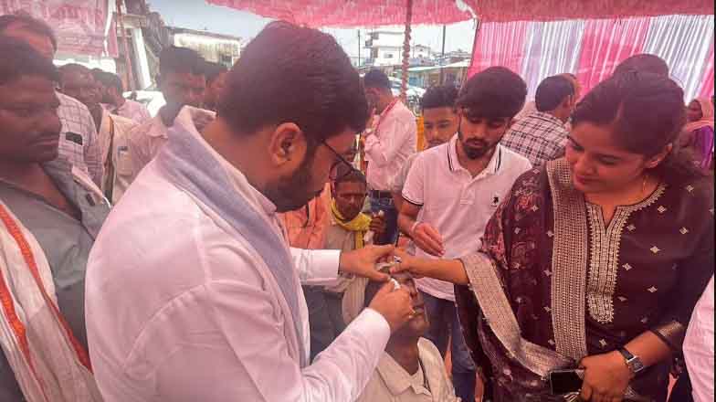 सांसद ने 6 मरीजों को 1 लाख 85 की अािर्थक सहायता दिलाई छिंदवाड़ा यशो:- मानवता की सेवा के लिए सांसद बंटी विवेक साहू सदैव तत्पर रहते हैं। इसी तारतम्य में सांसद श्री बंटी विवेक साहू की पहल पर प्रदेश के मुख्यमंत्री डॉ मोहन यादव जी द्वारा छिंदवाड़ा पांढुर्णा संसदीय क्षेत्र के लोगों के इलाज के लिए लगातार आर्थिक सहायता उपलब्ध कराई जा रही है। सांसद की पहल पर मुख्यमंत्री डॉ मोहन यादव जी ने जिले के 6 जरूरतमंद लोगों को आर्थिक सहायता प्रदान की है। जिसमे 4 लोगो को 30, 30 और एक को 25 हजार और एक को 40 हजार इलाज के लिए मुख्यमंत्री स्वेच्छानुदान मद से आर्थिक सहायता स्वीकृत हुई है। सांसद के प्रयासों से लगातार अपने लोगों के इलाज के लिए आर्थिक सहायता मिलने मरीज के परिजनों ने खुशी व्यक्त की है। और मुख्यमंत्री और सांसद का आभार व्यक्त किया है। जिन लोगों को इलाज के लिए आर्थिक सहायता उपलब्ध कराई गई है, उनमें इंदिरा आवास कॉलोनी बोरिया निवासी राजेश माहोरे पिता महादेव को 40 हजार आर्थिक सहायता प्रदान की गई है।