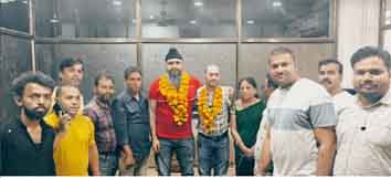 बेसमेंट के ताले खुलने पर व्यापारियों ने माना शंटी बेदी का आभार छिंदवाड़ा यशो:- बेसमेंट के ताले खुलने के बाद व्यापारियों ने गुरजीत शंटी बेदी के निवास पर जा के किया धन्यवाद प्रेषित किया। असामायिक तालाबंदी से हताश व्यापारियों के लिये बीते हफ्ते का एक एक दिन निराशा भरा रहा । कल जब दुकानों के ताले खुले तो व्यापारियों की दुकानें के ताले खुलवाने में महत्वपूर्ण भूमिका निभाने वाले भाजपा नेता गुरजीत शंटी बेदी के योगदान को भूल नहीं पाये और आज उनके निवास पर जाकर गुरजीत शंटी बेदी से मिलकर उन्हे धन्यवाद दिया। उल्लेखनीय है कि नगरीय प्रशासन मंत्री कैलाश विजयवर्गीय के छिंदवाड़ा प्रवास के दौरान शंटी बेदी ने व्यापारियों का पक्ष रखा और व्यापारियों को तालाबंदी हटने का सुखद समाचार मिला।