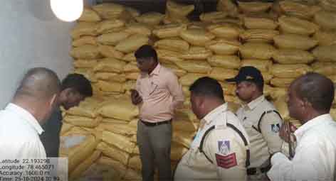 अवैध उर्वरक भंडारण पर पुलिस प्राथमिकी दर्ज गोदाम में 650 बैग यूरिया एवं 16 बैग पोटाश किया गया जप्त छिन्दवाड़ा (दमुआ ) यशो:- उप संचालक किसान कल्याण तथा कृषि विकास अधिकारी जितेन्द्र कुमार सिंह ने बताया कि 25 अक्टूबर 2024 को प्राप्त सूचना के आधार पर कृषि विभाग एवं राजस्व विभाग द्वारा विकासखंड जुन्नारदेव थाना दमुआ के वार्ड क्रमांक-7 महात्मा गांधी वार्ड में स्थित मोहन साहू के गोदाम की जांच की गई, जिसमें संयुक्त दल को मौके पर गोदाम में संदिग्ध उर्वरक भंडारण होना पाया गया है। इस दौरान मन्नु कृषि सेवा केन्द्र दमुआ के प्रतिष्ठान एवं घर पर ताला लगा पाया गया। साथ ही मन्नु कृषि सेवा केन्द्र दमुआ के प्रोपाराईटर से संपर्क करने पर उर्वरक भंडारण से संबंधित किसी भी प्रकार के दस्तावेज आदि प्रस्तुत नहीं किये गये। ऐसी स्थिति में संयुक्त दल द्वारा भंडारित उर्वरक एनएलएफ कंपनी का यूरिया लगभग 650 बैंग एवं प्रगति किसान कंपनी का पोटाश 16 बैग जप्त किया गया। आवश्यक वस्तु अधिनियम एवं उर्वरक गुण नियंत्रण आदेश की विभिन्न धाराओं के उल्लंघन के उपरांत अनुविभागीय कृषि अधिकारी एवं उर्वरक निरीक्षक द्वारा प्रोपाराईटर के विरूद्ध पुलिस प्राथमिकी थाना दमुआ में दर्ज की गई।