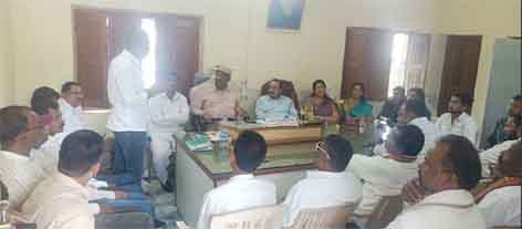 कांग्रेस ने किसानों के लिये मांगा उत्तम किस्म का बीज व पर्याप्त खाद विधानसभा चौरई के नवनियुक्त पदाधिकारियों की हुई बैठक आगामी कार्ययोजना को लेकर हुई चर्चा छिन्दवाड़ा यशो:- मप्र के पूर्व मुख्यमंत्री श्री कमलनाथ व जिले के पूर्व सांसद नकुलनाथ के निर्देशानुसार कांग्रेस की विधानसभावार बैठकों का दौर लगातार जारी है। आयोजित बैठकों में कांग्रेस संगठन को मजबूत करने के साथ ही आगामी कार्ययोजना भी बनाई जा रही है। इसी क्रम में आज चौरई विधानसभा कांग्रेस की बैठक डीपी मिश्रा परिसर में सम्पन्न हुई जिसमें विधानसभा चौरई के नवनियुक्त पदाधिकारियों के बीच संगठनात्मक विषयों को लेकर चर्चा की गई साथ ही आगामी दिवसों के लिये कार्ययोजना तैयार की। आयोजित बैठक के उपरांत कांग्रेस ने राज्यपाल के नाम चौरई अनुविभागीय अधिकारी राजस्व को अपनी महत्वपूर्ण मांगों का ज्ञापन प्रस्तुत किया। कांग्रेस ने प्रदेश की भाजपा सरकार व जिला प्रशासन की जिम्मेदार अधिकारियों को अवगत कराया कि चौरई विधानसभा के अंतर्गत आने वाले चांद, चौरई व बिछुआ क्षेत्र मुख्यत: कृषि प्रधान क्षेत्र है। साप्ताहिक बाजार से लेकर व्यापार व रोजगार कृषि पर निर्भर है। किसानों को अच्छी आय होती है तभी नगर व शहर की दुकानें संचालित होती है साथ ही व्यापार चलता है, किन्तु प्रदेश की भाजपा सरकार के द्वारा किसानों के साथ लगातार किये जा रहे छलावे से किसान त्रस्त है। अतिवृष्टि से प्रभावित फसलों का मुआवजा अभी तक नहीं मिला साथ ही वर्तमान में बोवनी के लिये पर्याप्त खाद व उत्तम किस्म के बीज की उपलब्धता नहीं है। इसीलिये किसानों को भारी कठिनाईयों का सामना करना पड़ रहा है। कांग्रेस ने अपने ज्ञापन के माध्यम से राज्यपाल से मांग की है कि वर्तमान में गेहूं, चना, मटर सहित अन्य फसलों की बोवनी जारी है, परन्तु क्षेत्र के किसानों को उच्च गुणवत्ता वाले बीज प्राप्त नहीं हो रहे साथ ही खाद की किल्लत भी बनी हुई है। आगामी एक सप्ताह के भीतर किसानों के लिये पर्याप्त खाद व बीज उपलब्ध कराया जावे ताकि समय पर किसान खाद व बीज का उपयोग कर सकें। समय अवधि में खाद व बीज उपलब्ध नहीं कराया जाता है तो किसान उग्र आंदोलन के लिये बाध्य होगा जिसकी सम्पूर्ण जवाबदेही शासन की होगी। बैठक व ज्ञापन में यह रहे उपस्थित आयोजित बैठक व ज्ञापन प्रस्तुत करते समय चौरई विधायक सुजीत चौधरी, चौरई विधानसभा प्रभारी अशोक तिवारी, पर्यवेक्षक गोविंद बजौलिया, तीरथ ठाकुर, पृथ्वीराज ठाकुर, धीरज खंडेलवाल, रामू वर्मा, स्वाति श्रीवास्तव, अतरलाल कुमरे, धनपत उइके, द्वारपाल मालवी, प्रेमेन्द्र साहू, विपिन उइके, सेहस पटेल, शेषराव उइके, आधार कुमरे, नरेन्द्र गढ़ेवाल, महिला कांग्रेस अध्यक्ष श्रीमती किरण चौधरी, एनएसयूआई अध्यक्ष अयज सिंह ठाकुर सहित कांग्रेस के समस्त विभाग व प्रकोष्ठों के पदाधिकारी व कार्यकर्तागण उपस्थित रहे।