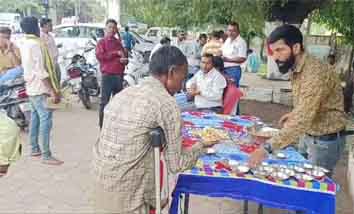 जनसुनवाई में आवेदकों एवं जिला अस्पताल में मरीजों के परिजनों कराया फलाहार बॉटी साबूदाने की खिचड़ी छिंदवाड़ा यशो:- जन सुनवाई में कलेक्टर कार्यालय में दूरदराज के क्षेत्रों से आये आवेदकों को नगर के समाजसेवी दयानंद चैरसिया के द्वारा पूर्व में उन्हे पुलाव का नाश्ता एवं गर्मी में पेयजल की व्यवस्था की थी । इसी तरह आज उन्होनें नवरात्रि के पावन पर्व पर मंगलवार को कलेक्टर कार्यालय में जन सुनवाई में पहुॅचे दूूरदराज के ग्रामीण क्षेत्रों से ग्रामीणों एवं नगरवासियों को साबूदाना की खिचड़ी बॉटी इसके पश्चात जिला अस्पताल पहुॅचकर मरीजों के परिजनों को खिचड़ी बॉटकर उनका आशीर्वाद लिया । उन्होनें बताया कि वर्तमान में नवरात्रि का पर्व चल आ रहा है और दूर दराज के ग्रामीण क्षेत्रों से आये ग्रामीणजनों एवं नगर वासियों में अधिकांश लोगों का व्रत चला रहा है इसलिये उन्होनें जन सुनवाई में एवं जिला अस्पताल में साबूदाने की खिचड़ी बॉटकर उनका आशीर्वाद लिया कि उन माताजी का आशीर्वाद इसी तरह से बना रहे जिससे उनका समाजसेवा एवं गरीब जरूरतमंदो की सेवा का क्रम निरंतर चलता रहे ।