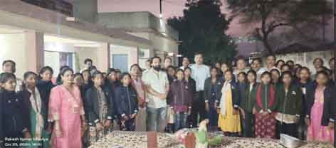 चांद में ठंड आने के पूर्व जैकट का किया गया वितरण फोटो 5 छिन्दवाड़ा यशो:- कलेक्टर श्री शीलेन्द्र सिंह के निर्देशानुसार शिक्षा में गुणवत्ता लाने के लिये जिला शिक्षा अधिकारी छिंदवाड़ा गोपाल सिंह बघेल व सहायक आयुक्त जनजातीय कार्य विभाग छिंदवाड़ा सतेन्द्र सिंह मरकाम के मार्गदर्शन में अनुविभागीय अधिकारी राजस्व चौरई प्रभात मिश्रा के मुख्य आतिथ्य, डॉ.विजेंद्र सिंह, डॉ.कामेंद्र ठाकुर, मंडल अध्यक्ष चाँद आदित्य ठाकुर, जनपद सदस्य बद्रीप्रसाद बेलवंशी के विशिष्ट आतिथ्य और अध्यक्ष पोहपसिंह वर्मा की उपस्थिति में टीचर्स वेलफेयर सोसायटी चाँद द्वारा 50 सीटर सीनियर गर्ल्स छात्रावास में आज गर्म जैकेट, बिस्किट, पेन-मास्क का वितरण किया गया। सचिव टीचर्स वेलफेयर चाँद राकेश कुमार मालवीय ने बताया कि सर्वप्रथम अतिथियों द्वारा मां सरस्वती का पूजन कर कार्यक्रम की शुरुआत की गई व छात्राओं ने सरस्वती वंदना की। अध्यक्ष पोहपसिंह वर्मा, राजू लोधी, श्रीमती वर्षारानी जुमहारे, किसनलाल वर्मा, भगवान दास चौरसिया, तेजकुमार चौरिया, अधीक्षक श्रीमती प्रीति दुबे द्वारा अतिथियों का पुष्प द्वारा सत्कार कर स्मृति चिन्ह भेंट किया गया। श्री मालवीय ने उपस्थित समुदाय को सोसाइटी के सिद्धांत शिक्षा-समाज-पर्यावरण पर विगत वर्षों में किये गए कार्यो को उल्लेखित किया गया और कलेक्टर श्री सिंह द्वारा शिक्षा के उन्नयन के लिये किये जा रहे प्रयास से प्रेरणा लेने का आव्हान किया। इस अवसर पर एसडीएम चौरई श्री मिश्रा ने सोसाइटी द्वारा किये जा रहे कार्यो की सराहना की और छात्राओं से कहा कि वे नियमित व पुनरावृतियुक्त अध्ययन से संजोए हुए सपनों को ज्ञान के पंख लगा कर उड़ान दे सकती है और युवाओं द्वारा प्राप्त सफलता ही भारत के भविष्य का निर्माण करेगी। डॉ.विजेंद्र सिंह ने कहा कि परोपकार के कार्यो के लिए हमें ही आगे आना चाहिए जिससे मानवता का विकास हो। डॉ.कामेंद्र सिंह ने कहा कि हर युवा के दिलो में देशप्रेम की भावना का विकास होना चाहिये। उद्बोधन के बाद सभी छात्राओं को गर्म जैकेट, पेन, मास्क, बिस्किट का वितरण किया गया। इस अवसर पर प्राचार्य शासकीय कन्या उच्चतर माध्यमिक विद्यालय चाँद उत्तम कुमार बंजारे, प्राचार्य शासकीय हाई स्कूल गुमगांव दावाझिर चितरंजन दास जंघेला, प्राचार्य शासकीय उच्चतर माध्यमिक विद्यालय बादगांव महेश कुमार रघुवंशी, कार्यकारी अध्यक्ष अनिल रघुवंशी, पत्रकार राजकुमार सोनी, रामभरोस नामदेव, पर्यावरण प्रभारी रघुनाथ वर्मा, रामसिंग पंचेश्वर, पंकज विश्वकर्मा, नितेन्द्र गिरी, सुरेश विश्वकर्मा, नरेन्द्र गोरले, संतोष वासनिक, पवन माहोरे एवं अन्य शिक्षक उपस्थित थे। ठकरिया योग प्रभारी परमाल सिंह व छात्रावास अधीक्षक श्रीमती प्रीति दुबे ने छात्राओं के हित में किये गए कार्य के लिए आभार व्यक्त किया।