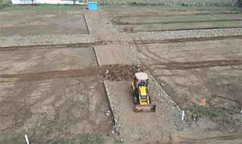 भू माफिया सुनील- विशाल चन्दनगांव के बाद इमलीखेड़ा में सजा रहे अवैध कालोनियां छिंदवाड़ा यशो:- शहनाई लॉन के पीछे दो अवैध कालोनियां बेचने के बाद अब इमलीखेड़ा में तीन कालोनियां सजा कर बेच रहे हैं छिंदवाड़ा शहर सहित पूरे जिले में इस समय भू माफियाओं का बोलबाला है। हर भूमि माफिया ने अपना कोई ना कोई आका बना लिया है जिसके सहारे खुलेआम जमीनों की खरीद फरोख्त और अवैध कॉलोनी का जाल छिंदवाड़ा और आसपास के क्षेत्र में फैल रहा है। ऐसे ही एक पिता पुत्र चंदनगांव में रहते हैं जिन्होंने पहले तो शहनाई लॉन के पीछे दो अवैध कालोनियां काट दी और उसके बाद अब कांग्रेस से भाजपा में आकर जमीनों का खेल कर रहे हैं। अब इन पिता पुत्र भू माफिया की कालोनियां इमलीखेड़ा घाना में कट रही है। इन भू माफिया पिता पुत्र को नेताओं का भरपूर संरक्षण मिल रहा है। चंदन गांव में रहने वाले दोनों बाप बेटों ने पहले तो शहनाई लॉन के पीछे दो अवैध कालोनियां काट कर बेच दी उसके बाद इनके हौसले इतने बुलंद हुए कि अब यह इमली खेड़ा के पास घाना में तीन अलग-अलग कालोनियां काट रहे हैं। जिसकी खबर नगर निगम और राजस्व विभाग को भी है । लेकिन इन भू माफिया बाप बेटे को राजनीतिक संरक्षण मिल रहा है। जिसके चलते इन पर किसी तरह की कार्रवाई प्रशासन नहीं कर रहा। बताया तो यहां तक जा रहा है कि दोनों बाप बेटे ने चंदन गांव और चंदन गांव के आसपास कई जगह जमीन ले रखी है । जिन पर अब अवैध कॉलोनी या काटकर प्लाटिंग करने की योजना पर काम हो रहा है इसके पहले इमली खेड़ा ढाना की जमीन पूरी तरह से बचने का प्लान है