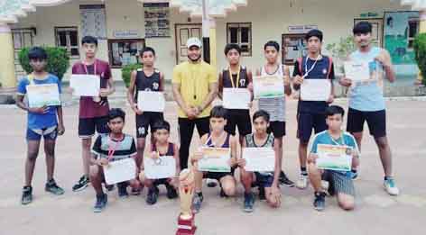 गुरुकुल के विद्यार्थियों ने राज्य स्तर प्रतियोगिताओं में दिखाया जौहर:- छिंदवाड़ा यशो:- उच्च शिक्षा एवं उत्तम संस्कार के लिए ख्याति प्राप्त श्री शक्ति ट्रस्ट द्वारा संचालित सन्त श्री आशारामजी गुरुकुल के विद्यार्थियों ने हमेशा की तरह राज्य स्तर की बहुत सी प्रतियोगिताओं में परचम लहराकर जिले को गौरान्वित किया है । इस अवसर पर गुरुकुल की संचालिका दर्शना खट्टर ने बताया कि यहां आधुनिक शिक्षा के साथ आध्यात्मिक शिक्षा भी दी जाती हैं। इसीलिए विद्यार्थियों का चहुँमुखी विकास होता है । सभी विद्यार्थी पढ़ाई के साथ - साथ , खेलकूद और कई अन्य प्रतियोगी परीक्षाओं में भी अव्वल रहतें हैं । विद्यार्थियों में परहित की सेवा भावना के संस्कारों के साथ मातृभूमि और देश भक्ति के संस्कारों का सिंचन यहाँ आवश्यक रूप से किया जाता है। यह हमारी हजारों वर्ष पुरानी सनातन संस्कृति की विरासत है । इसी वजह से जिले के सांसद , जिला कलेक्टर , जिला पुलिस अधीक्षक और जिला शिक्षा अधिकारी समय - समय पर विद्यार्थियों को सम्मानित करते रहतें हैं । राज्य स्तर प्रतियोगिताओं में दिनांक 6।10। 24को जबलपुर में आयोजित एथेलेटिक्स प्रतियोगिता में आदित्य यादव , हिमगिरि राज सिह बास्केटबॉल में दिनांक 18 सितंबर को केशव सिह , रेणु गोपाल वर्मा , हरिकेश , शाश्वत गर्ग ,ओम वर्मा ,उत्कर्ष केशरवानी ,हर्षित मिश्रा ,रेणु गोपाल और वालीबॉल में दिनांक 26 सितंबर को नरसिंह पुर में आयोजित प्रतियोगिता में प्रकाश कुमार , ओम श्री , विशाल कुमार ,कन्हैया कोकाटे ,हर्ष साहू ,अभिषेक साहू ,हरिदास , तन्मय गौर ,शंकु कुमार ,जयदीप चौहान ,संकल्प ,स्नेहित घुर्वे , आराध्य , एकलव्य साहू विद्यार्थियों ने परचम लहराकर जिले को गौरान्वित किया । सभी प्रतियोगिताओ का आयोजन स्कूली शिक्षा विभाग द्वारा आयोजित की गई थी । इस अवसर पर साध्वी रेखा बहन , साध्वी प्रतिमा बहन , खजरी आश्रम के संचालक जयराम भाई , समिति के अध्यक्ष मदनमोहन परसाई , गुरुकुल की संचालिका दर्शना खट्टर , प्राचार्या प्रिया सिंह , प्रबंधक डॉ. सुशील सिंह परिहार , छात्रावास प्रभारी सोमनाथ पवार , स्पोर्ट्स टीचर मो जमील कुरैशी ,शुभम यादव ,रविकांत जगताप,मोहन वर्मा ,श्रद्धा वर्मा मोनिका के साथ साथ गुरुकुल स्टॉफ़ ने सभी विद्यार्थियों को शुभाशीष प्रदान किया ।