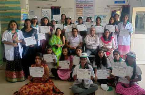 आत्मनिर्भर बनने के लिए महिलाओं को दिया गया सिलाई एवं ब्यूटी पार्लर का प्रशिक्षण छिन्दवाड़ा यशो:- ग्रामीण विकास मंत्रालय के अधीन सेन्ट्रल बैंक ऑफ़ इंडिया द्वारा संचालित ग्रामीण स्वरोजगार प्रशिक्षण संस्थान छिन्दवाड़ा द्वारा तीस दिवसीय सिलाई एवं ब्यूटी पार्लर के प्रशिक्षण की शुरुआत 27 सितंबर 2024 को की गई थी। इस प्रशिक्षण में छिन्दवाड़ा जिले के विभिन्न ब्लॉक से आई 33 महिला प्रतिभागियों ने सिलाई का और 20 महिला प्रतिभागियों ने ब्यूटी पार्लर का प्रशिक्षण प्राप्त किया । इसमें सिलाई का प्रशिक्षण छिंदवाड़ा जिले के डीएसटी ट्रेनर राजेश नामदेव द्वारा एवं ब्यूटी पार्लर का प्रशिक्षण उमरिया जिले से आई डीएसटी ट्रेनर श्रीमती नीतू लिटोरिया द्वारा दिया गया। इस प्रशिक्षण कार्यक्रम में प्रतिभागियों को आत्मनिर्भर बनने के लिए व्यक्तित्व एवं उद्यमिता विकास के तकनिकी एवं व्यवहारिक पहलुओं पर विस्तृत जानकारी आरसेटी के निदेशक श्री अरविन्द कुमार एवं संकाय प्रथम श्री सौरभ पटेल द्वारा प्रदान की गई । ग्रामीण स्वरोजगार प्रशिक्षण केंद्र प्रतिभागियों को भोजन आवास की सुविधा के साथ नि:शुल्क प्रशिक्षण प्रदान करता है । प्रशिक्षण का समापन 26 अक्टूबर 2024 को सम्पन्न हुआ। अंतिम दिन सभी प्रतिभागियों की लिखित एवं मौखिक परीक्षा जबलपुर से आये ई.डी.पी. असेसर आर.के.सिन्हा, डीएसए असेसर श्रीमती सविता एवं सुश्री रेखा द्वारा ली गई। जिसमें सभी प्रतिभागियों ने सफलता अर्जित की । समापन समारोह में संस्थान के निदेशक श्री अरविन्द कुमार द्वारा सभी प्रतिभागियों को प्रमाणपत्र प्रदान किये गए एवं सभी के उज्जवल भविष्य की शुभकामनाओं के साथ कार्यक्रम का समापन किया गया ।